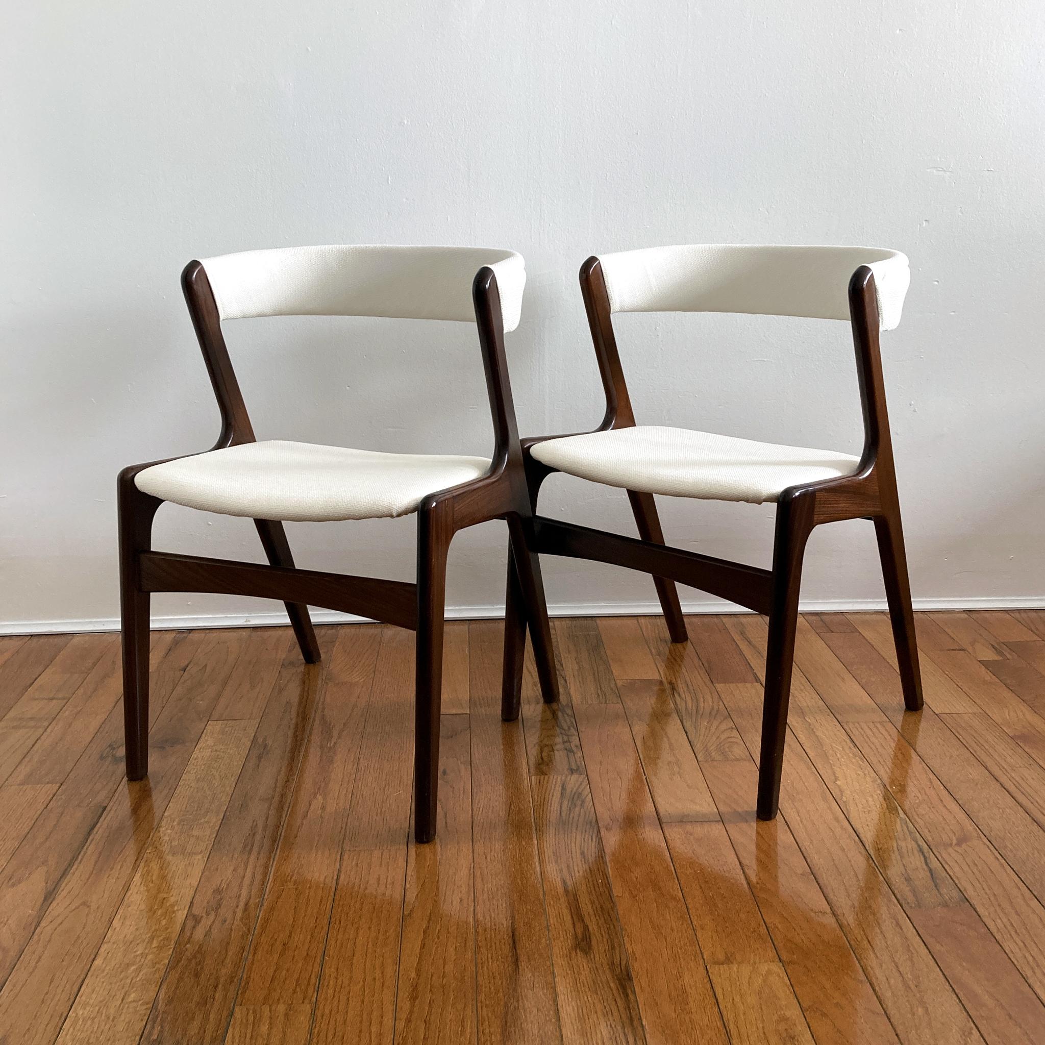 Kai Kristiansen Ivory Tweed Curved Back Teak Chairs, Danish, 1960s, Pair of Two In Good Condition For Sale In New York, NY