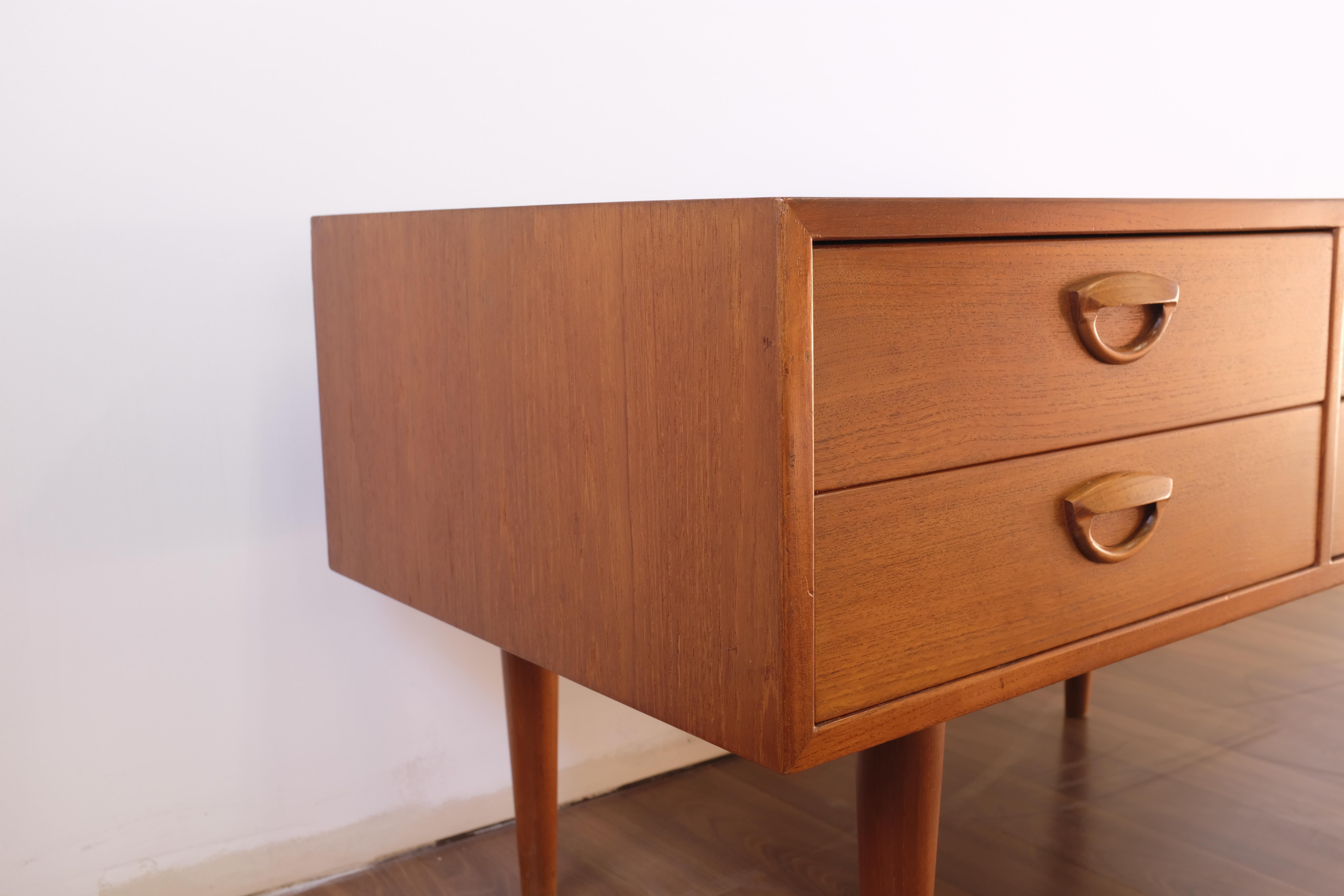 Kai Kristiansen Low Teak Dresser with 4 Drawers (Moderne der Mitte des Jahrhunderts) im Angebot