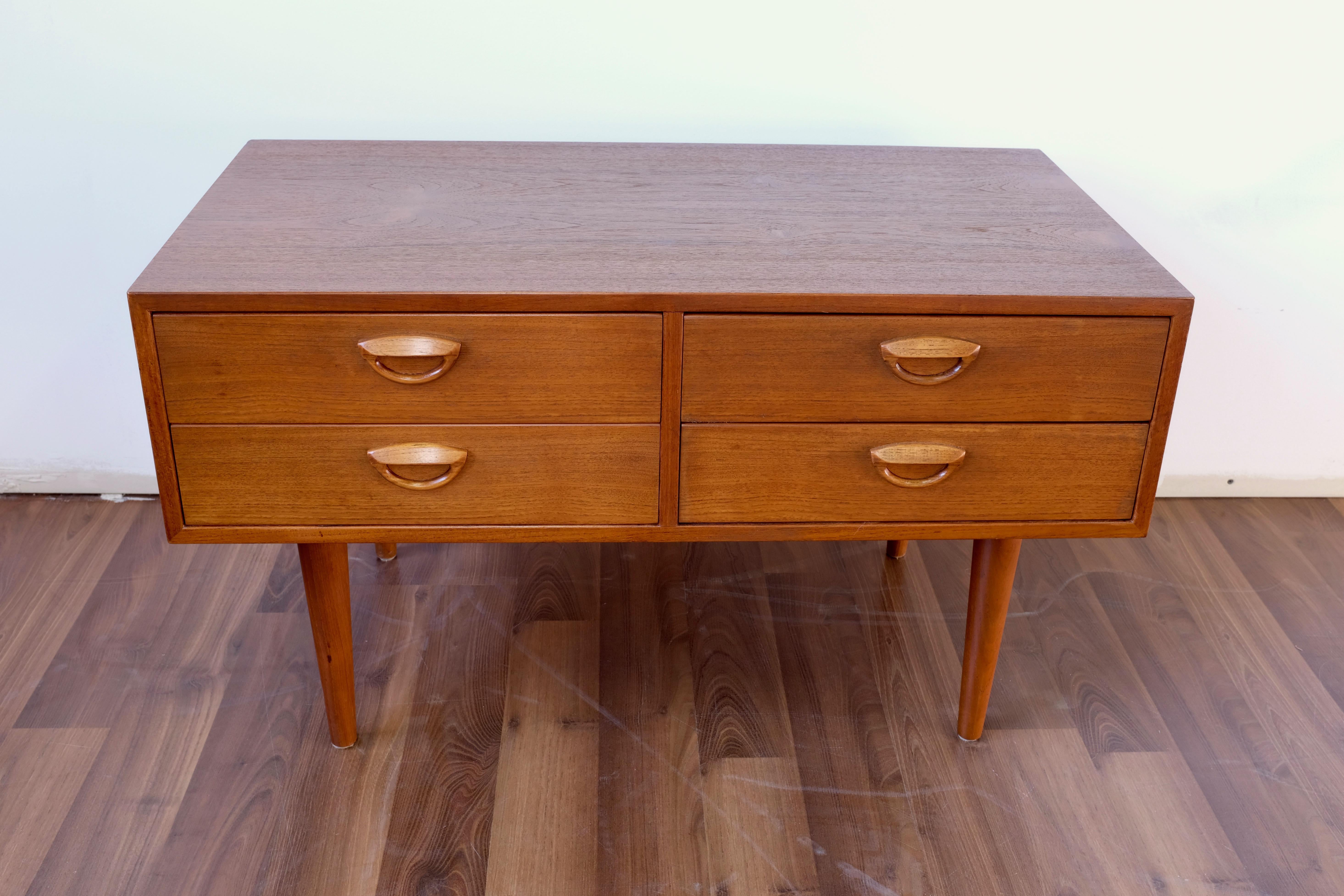 Kai Kristiansen Low Teak Dresser with 4 Drawers In Excellent Condition For Sale In Ottawa, ON