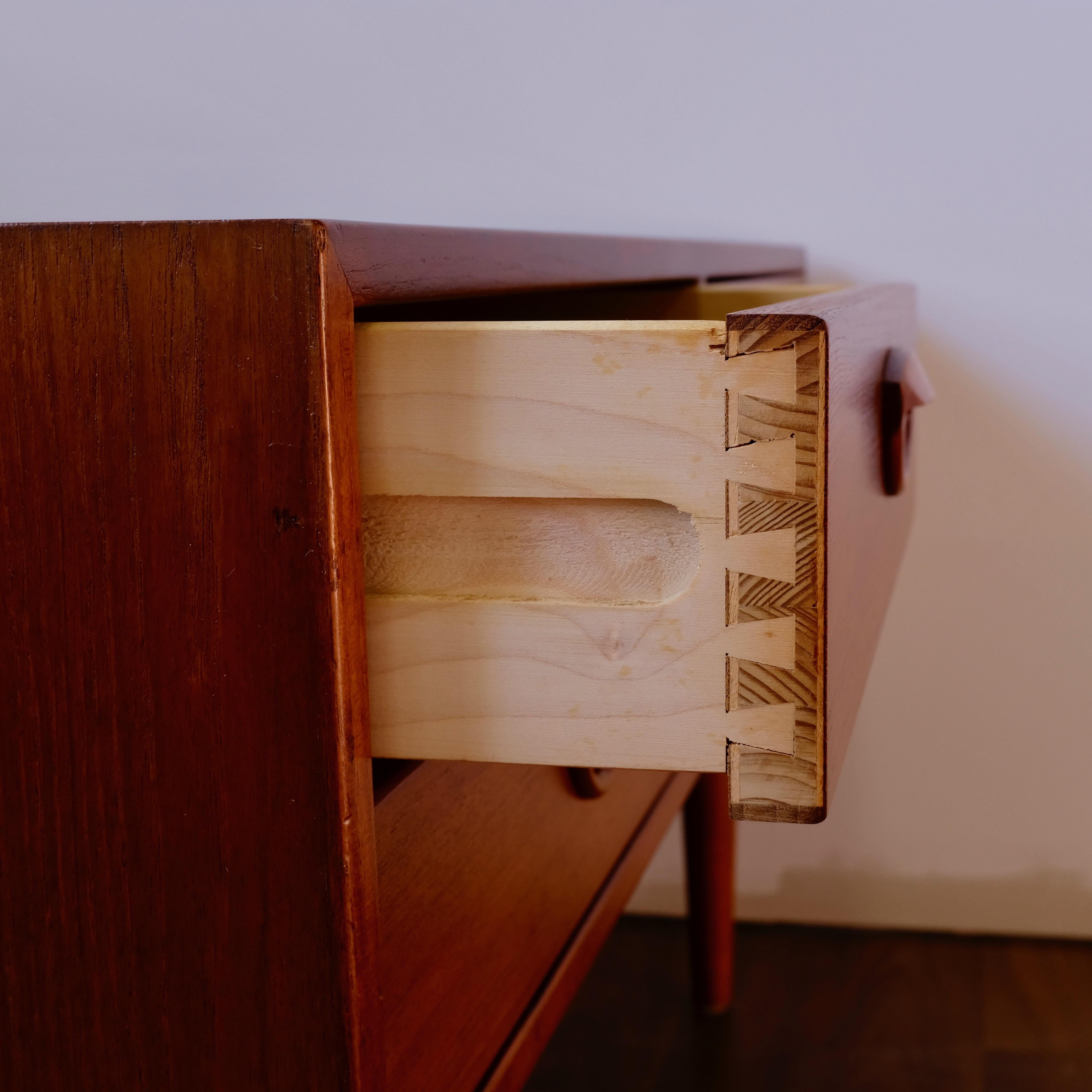 Kai Kristiansen Low Teak Dresser with 4 Drawers (Teakholz) im Angebot