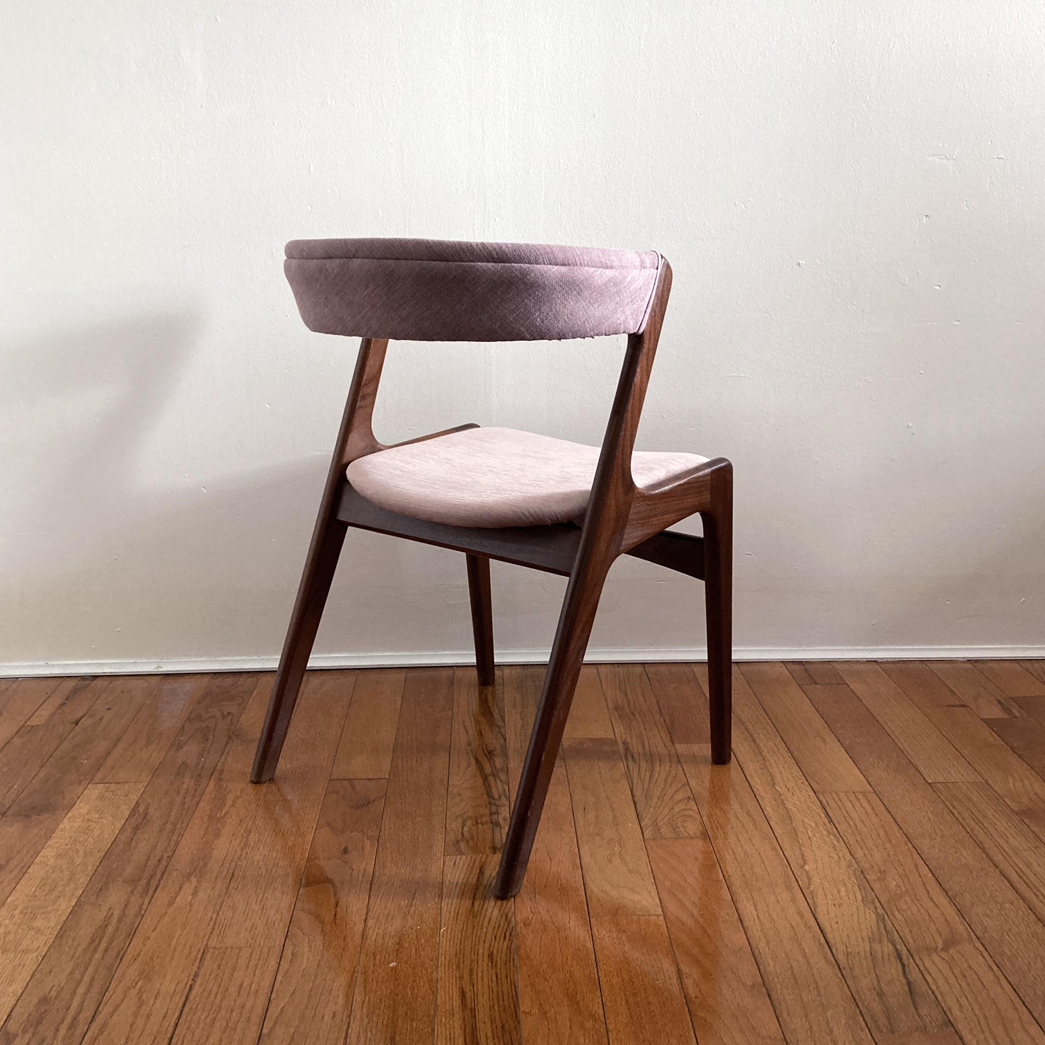 Kai Kristiansen Mauve Pink Curved Back Chair, 1960s In Good Condition For Sale In New York, NY