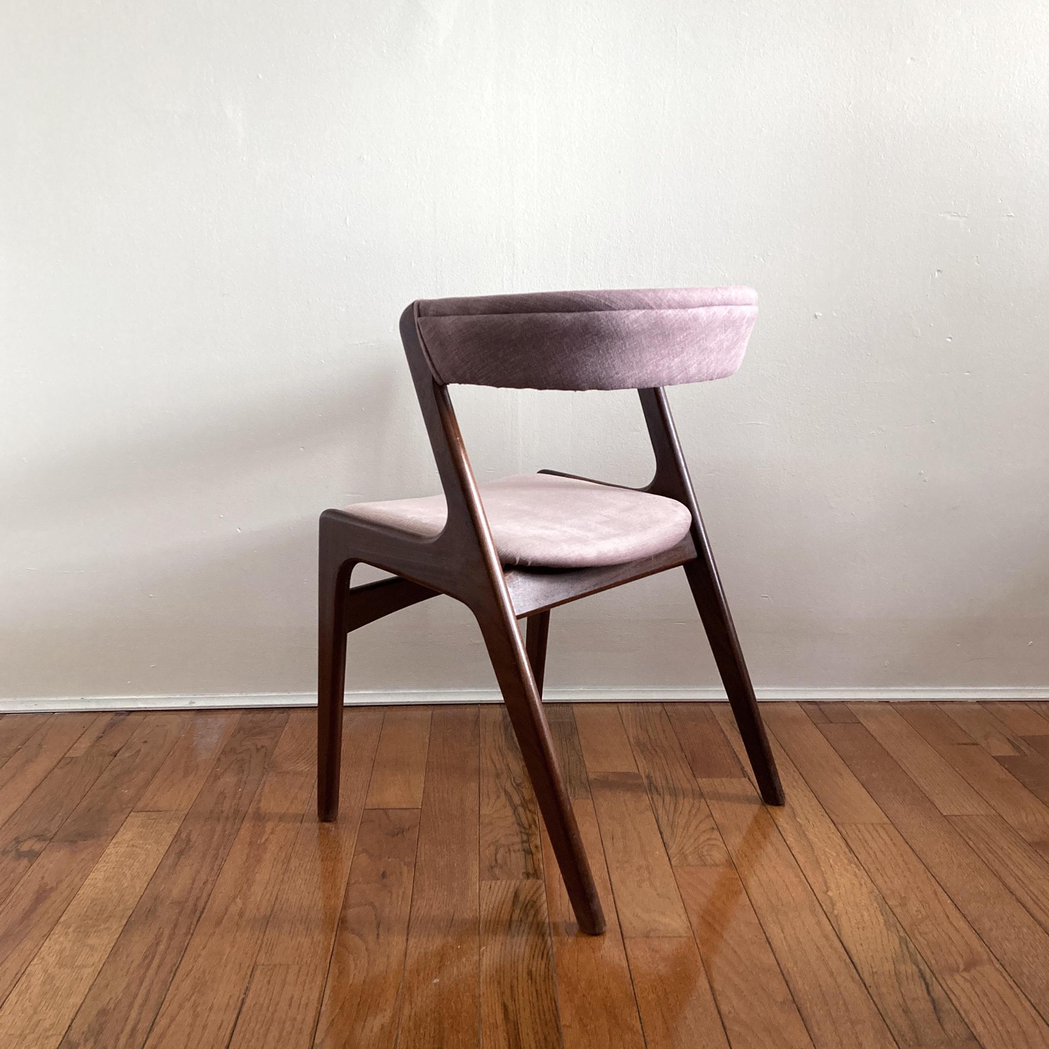 Kai Kristiansen Mauve-Pink Stuhl mit gebogener Rückenlehne, 1960er Jahre (Stoff) im Angebot