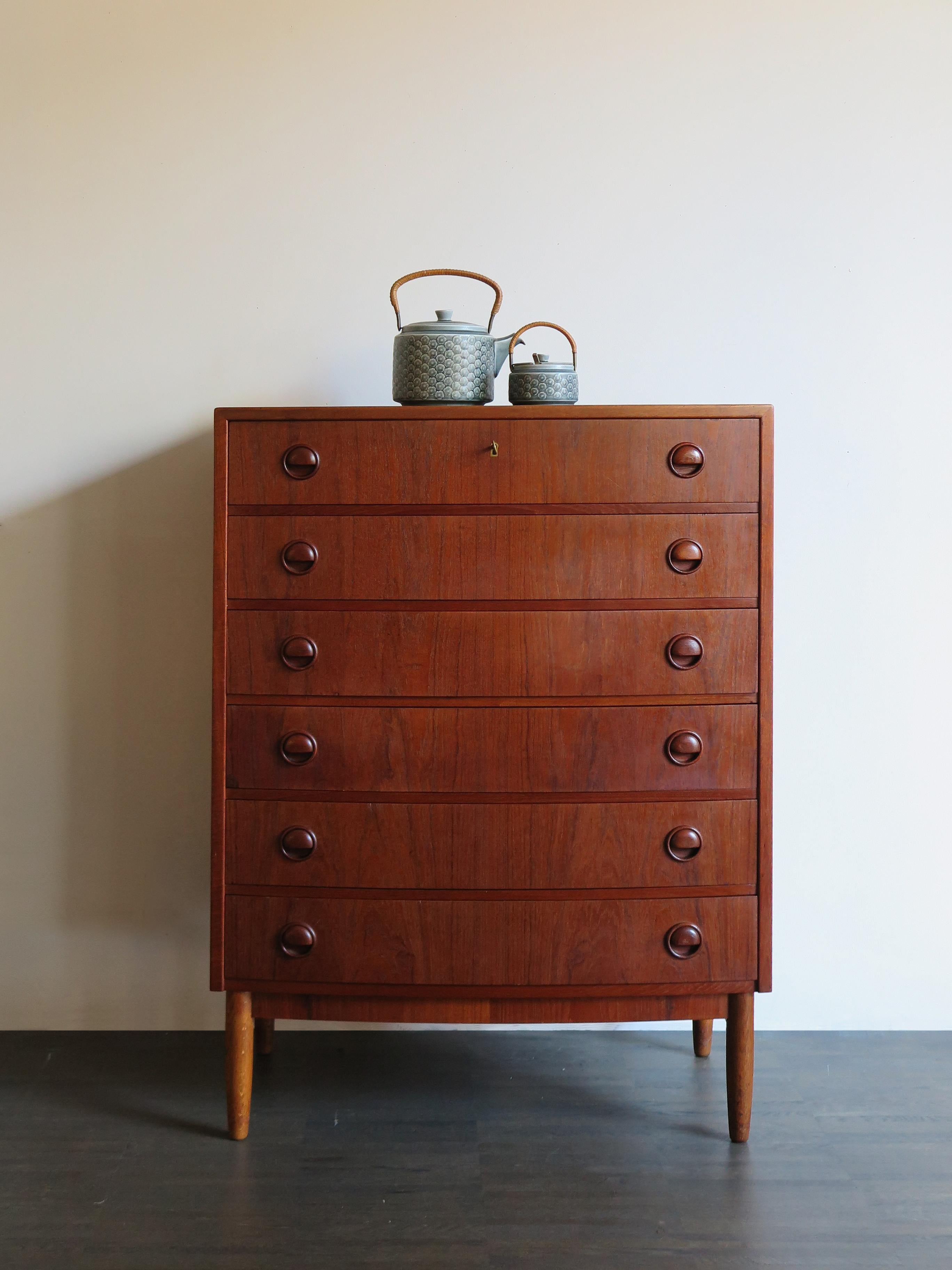 Scandinavian chest of drawers, veneer teak, 1960s.

Please note that the item is original of the period and this shows normal signs of age and use.
 