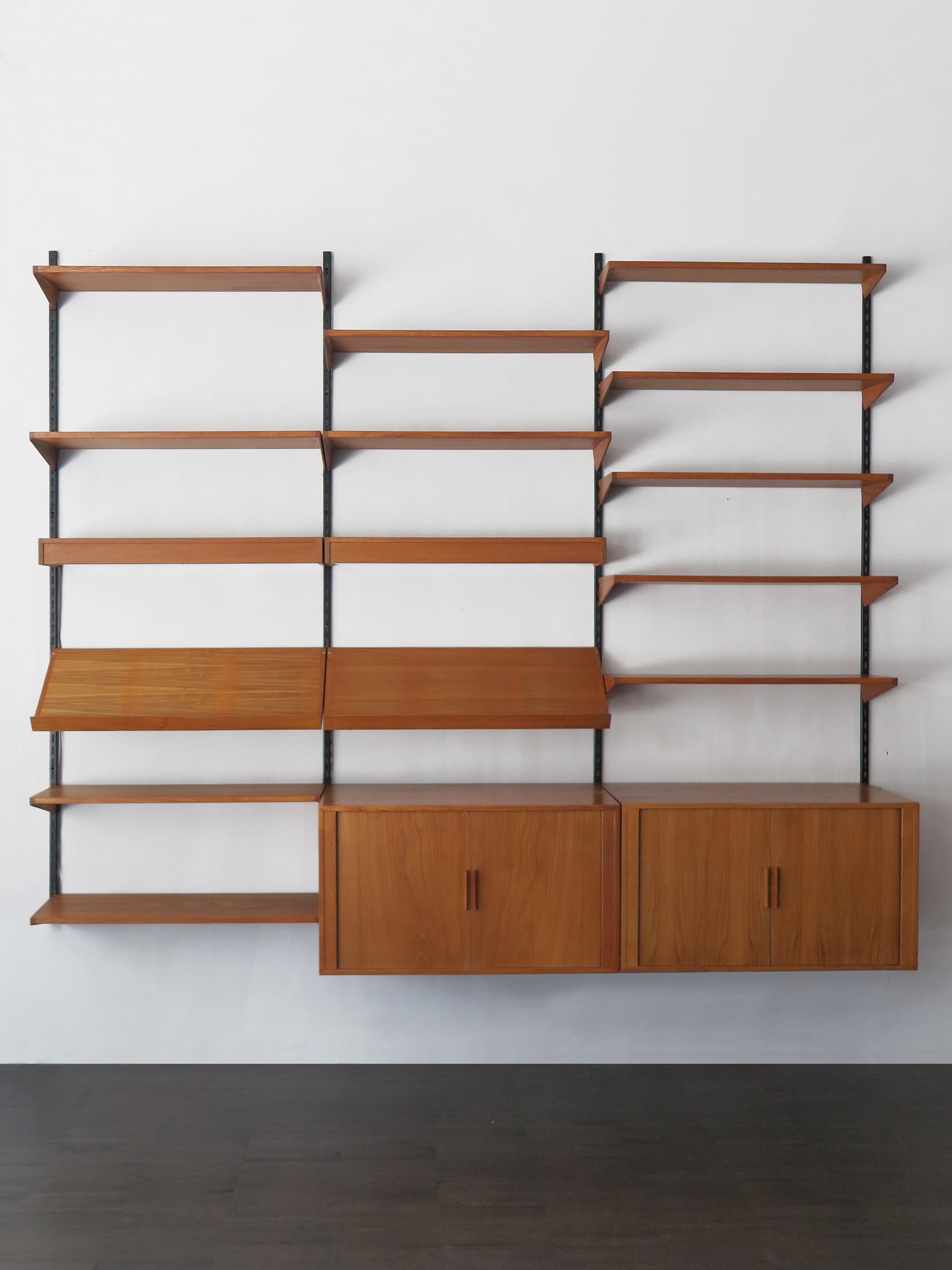 Scandinavian teak oak shelving system designed by Danish designer Kai Kristiansen for FM Mobler, wood box and shelves can be positioned as desired; manufacture label., circa 1960.
Original wood-binary tracks, see photo.

Please note that the item