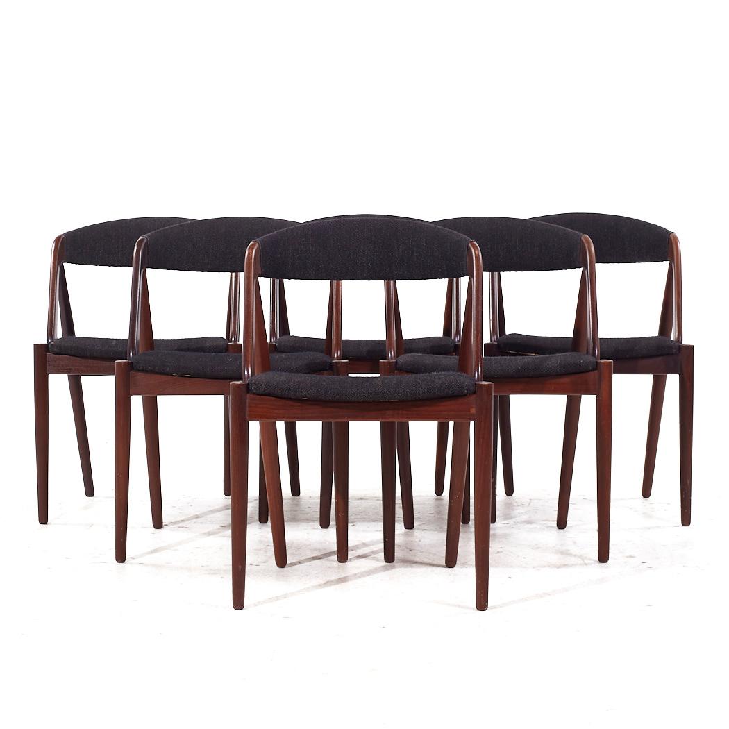 Kai Kristiansen Modello 31 - Set di 6 sedie da pranzo in teak danese di metà secolo

Ogni sedia misura: 20 pollici di larghezza x 18,5 di profondità x 29 di altezza, con un'altezza della seduta/spazio libero di 17,5 pollici.

Tutti i mobili possono