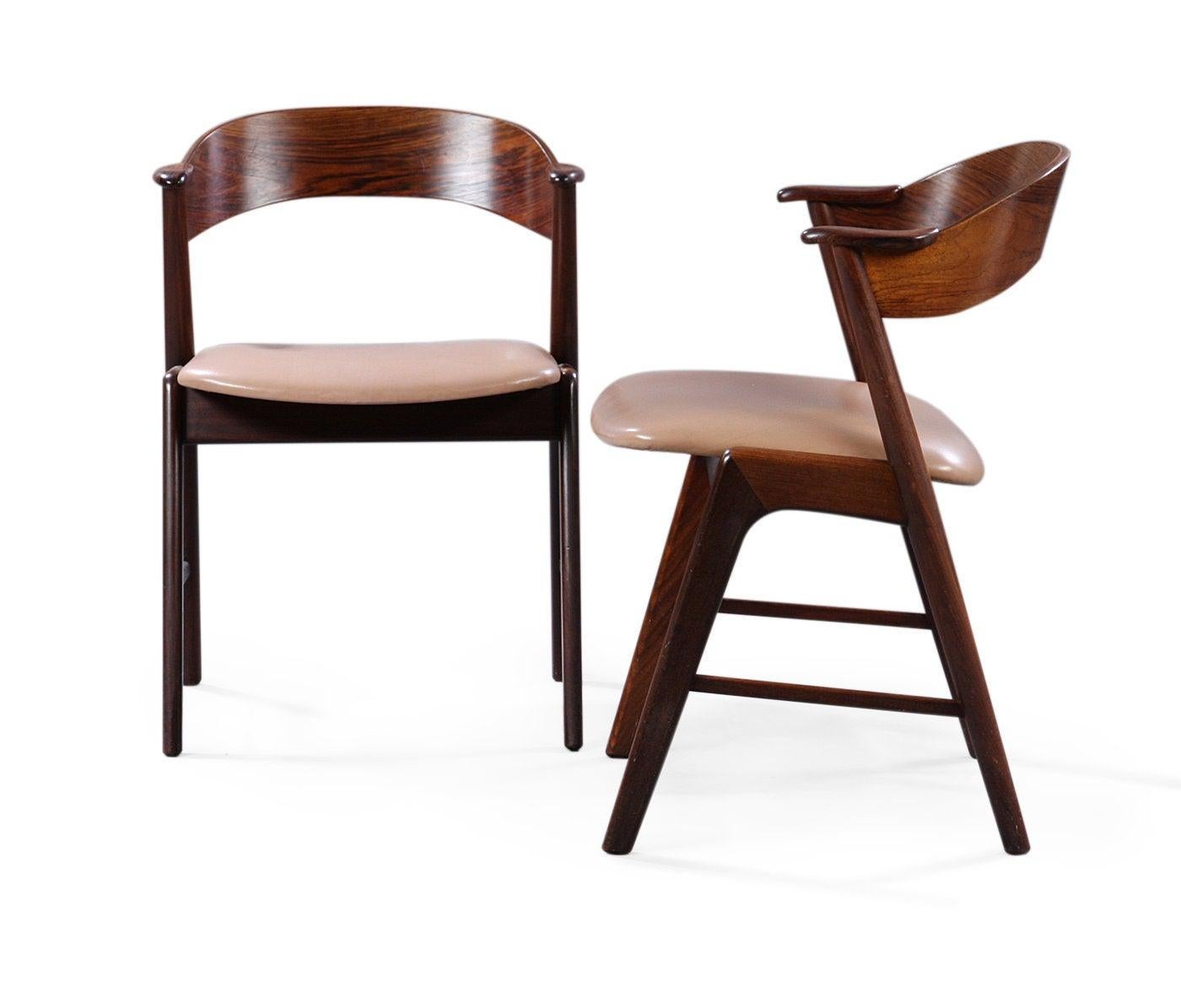 Gorgeous set of 4 vintage rosewood dining chairs with upholstered beige leather seats. Mid-Century Modern, circa 1960.
The curved backrests and small elbow-rests are flowing into the elegant frame design.
A high quality design set that mixes