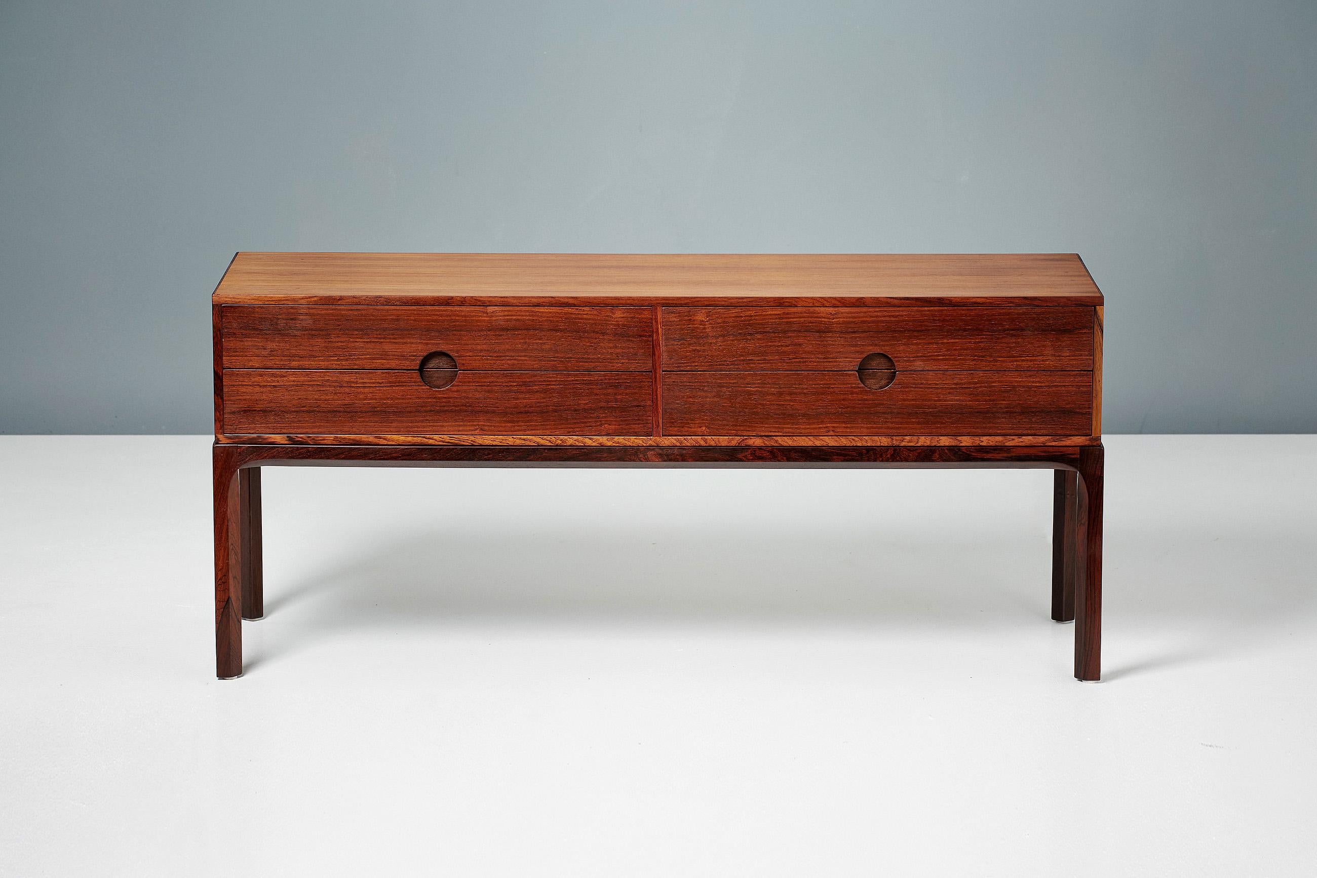 Kai Kristiansen

Cassapanca Model 384, 1960 circa

Cassapanca bassa a 4 cassetti in legno di palissandro molto scolpito, prodotta da Aksel Kjersgaard a Odder, Danimarca, 1960 circa. I cassetti circolari, marchio di fabbrica di Kristiansen, sono