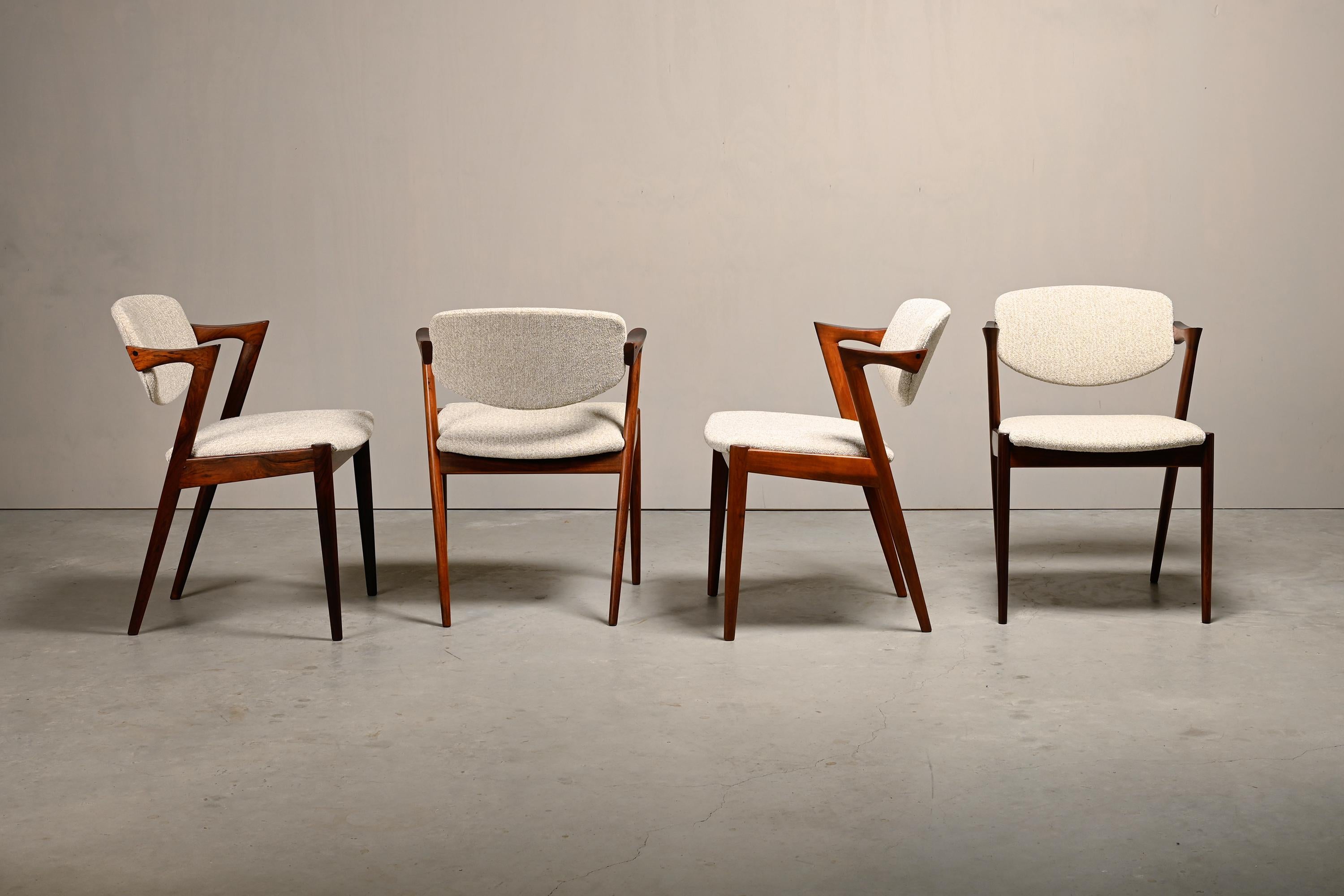 Danois Kai Kristiansen Model 42 Dining Chairs in Rosewood and light fabric Denmark en vente