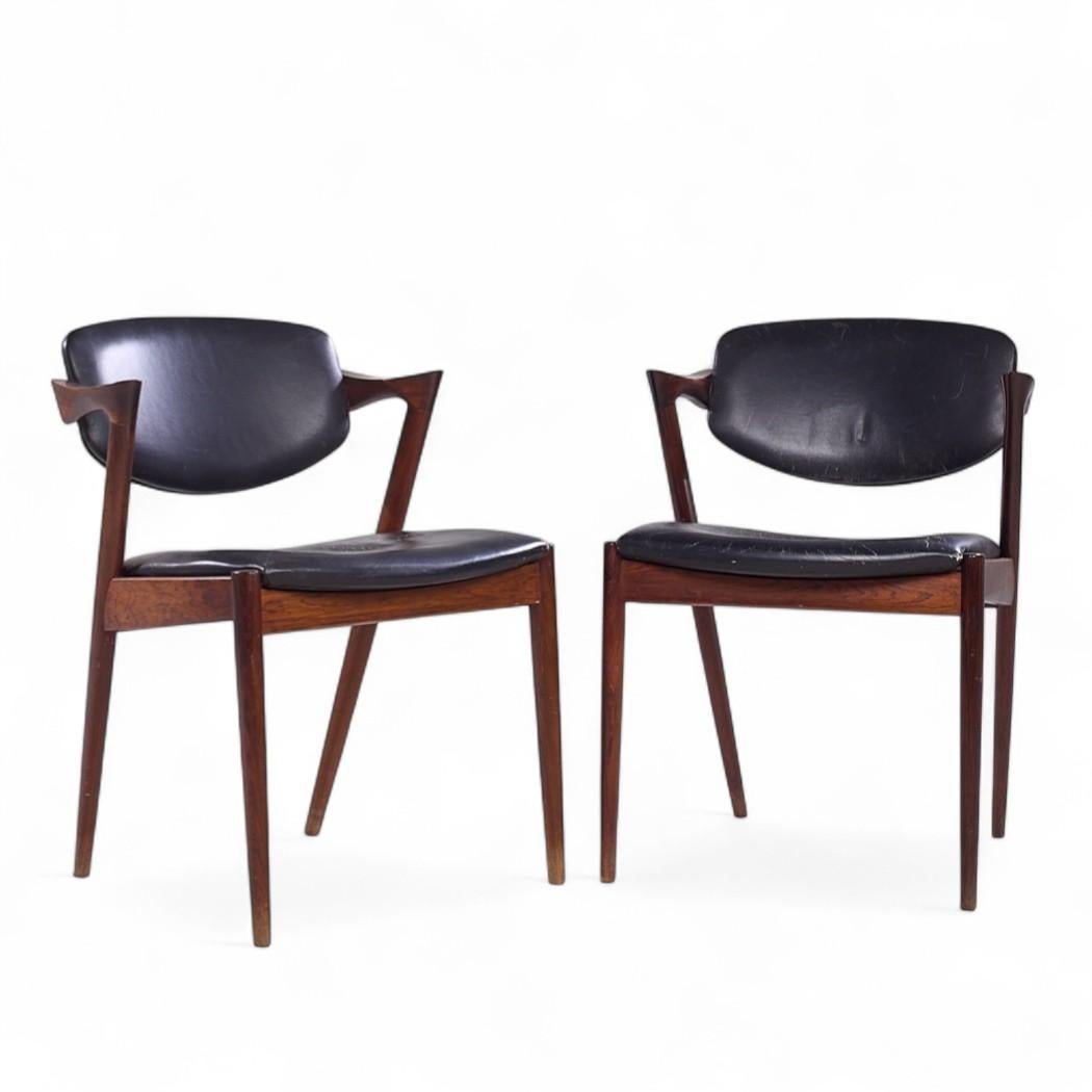 Kai Kristiansen Modelo 42 Sillas de comedor danesas de palisandro de mediados de siglo - Pareja

Cada silla mide 21,5 de ancho x 22 de fondo x 29 pulgadas de alto, con una altura del asiento de 18 y una altura de los brazos/holgura de la silla de