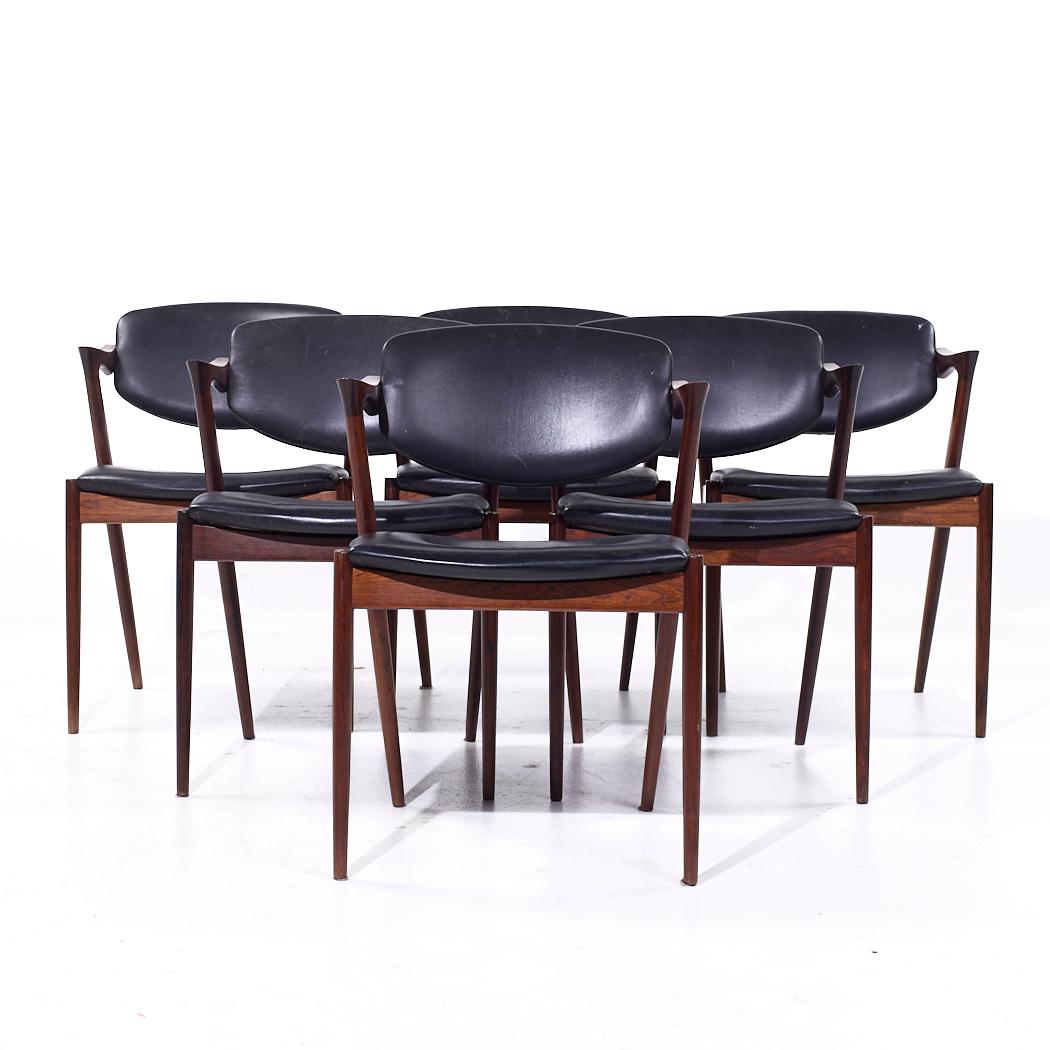 Kai Kristiansen Modell 42 Mid Century Danish Rosewood Esszimmerstühle - 6er Set

Jeder Stuhl misst: 21,5 breit x 22 tief x 29 Zoll hoch, mit einer Sitzhöhe von 18 und Armhöhe/Stuhlabstand von 26,5 Zoll

Alle Möbelstücke sind in einem so genannten