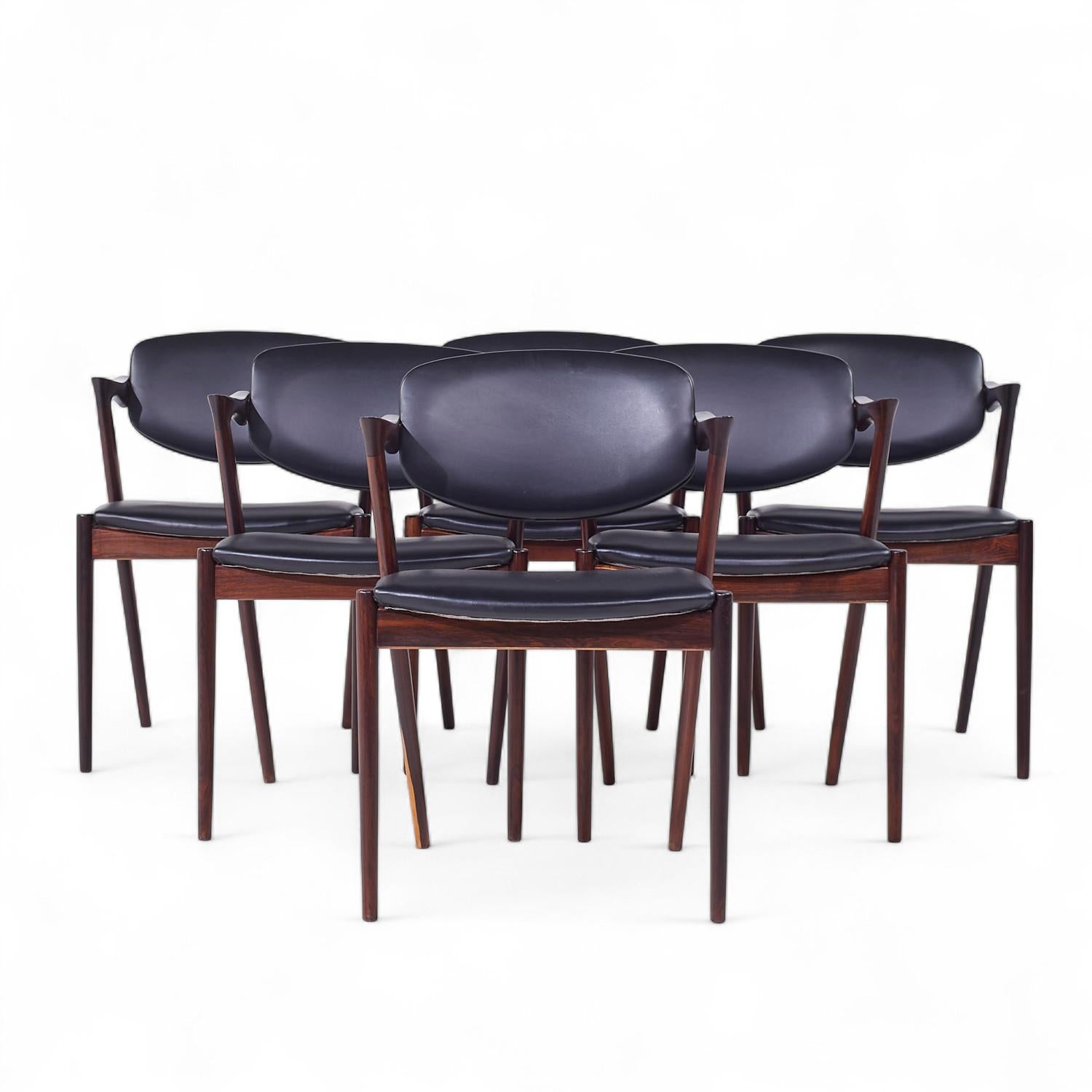 Kai Kristiansen Model 42 Chaises Z en bois de rose danoises du milieu du siècle - Lot de 6

Chaque chaise mesure : 21,5 de large x 22 de profond x 29 de haut, avec une hauteur d'assise de 18 et une hauteur d'accoudoir de 26,5 pouces.

Tous les