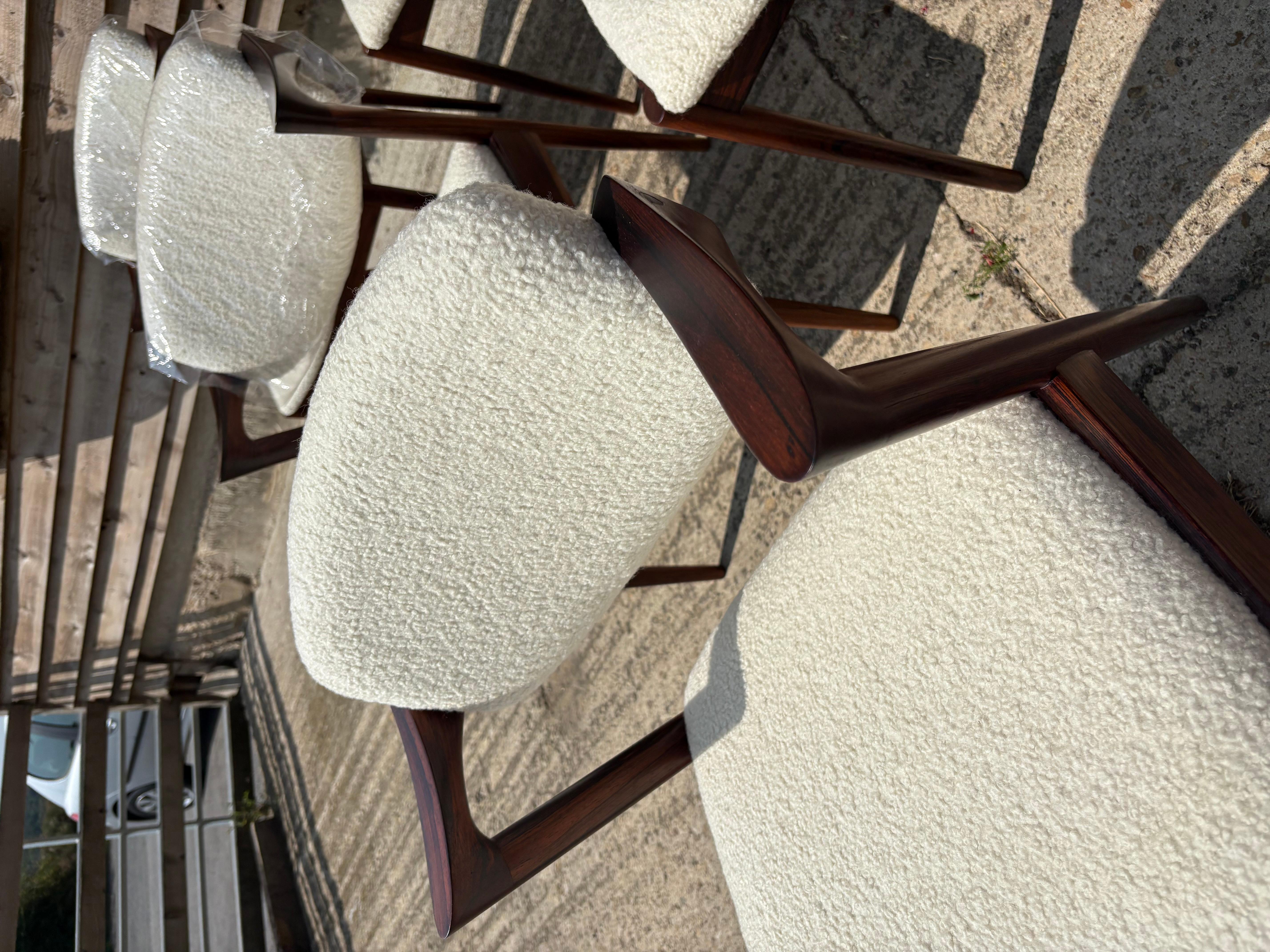 Abbiamo restaurato e rilucidato 14 telai della comodissima sedia modello 42 di Kai Kristiansen, progettata nel 1957. 

Abbiamo rivestito gli schienali e le sedute ovali in cashmere Boucle. Le immagini mostrano 6 di queste sedie, ma noi possiamo