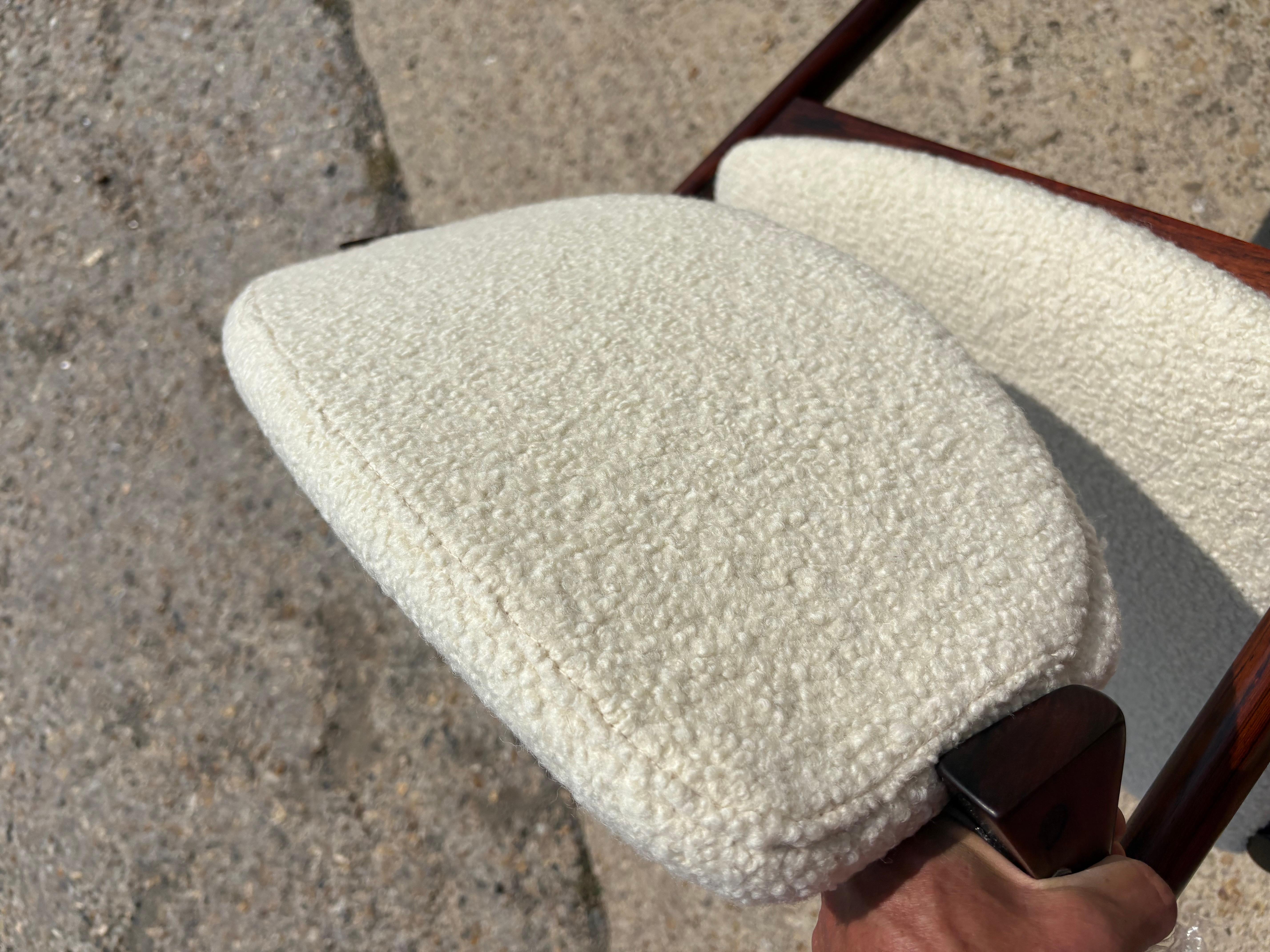 Scandinavo moderno Kai Kristiansen Modello 42 Rivestito in Boucle di Cashmere in vendita