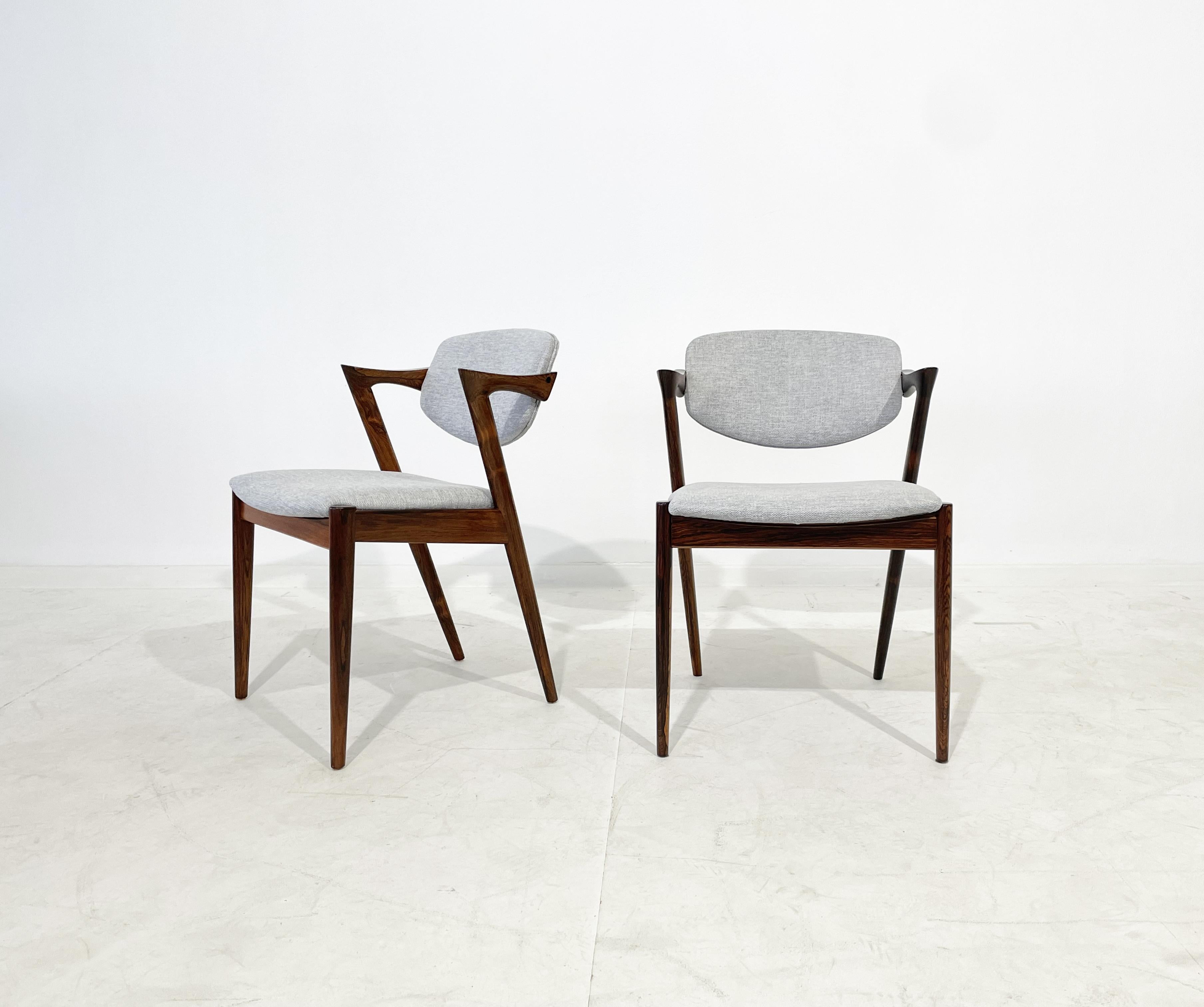 Kai Kristiansen dinning chairs model 42.
Designer: Kai Kristiansen.
Production: Schou Andersen.
Origin: Denmark.
Period: 1960s
Material: rosewood and fabric
Dimensions:75 cm hight x 54 cm width x 56 cm depth

The chairs were fully restored and
