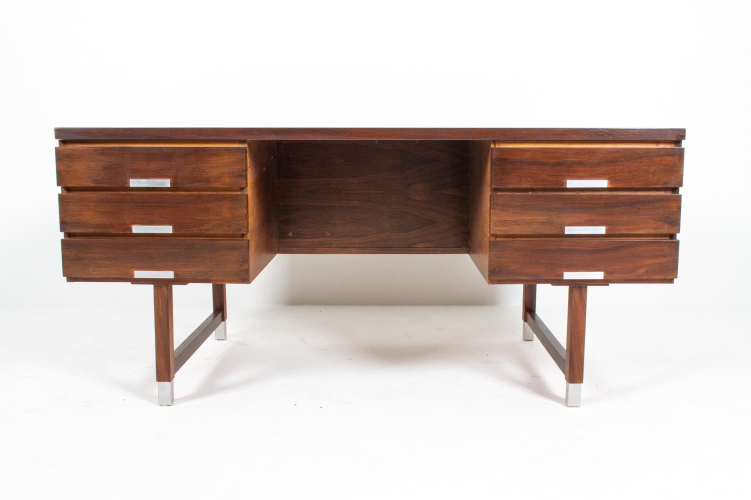 Kai Kristiansen Model EP 401 Rosewood Executive Desk for Feldballes In Good Condition In Norwalk, CT