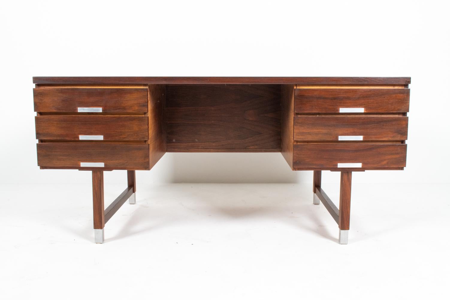 Kai Kristiansen Model EP 401 Rosewood Executive Desk for Feldballes In Good Condition For Sale In Norwalk, CT