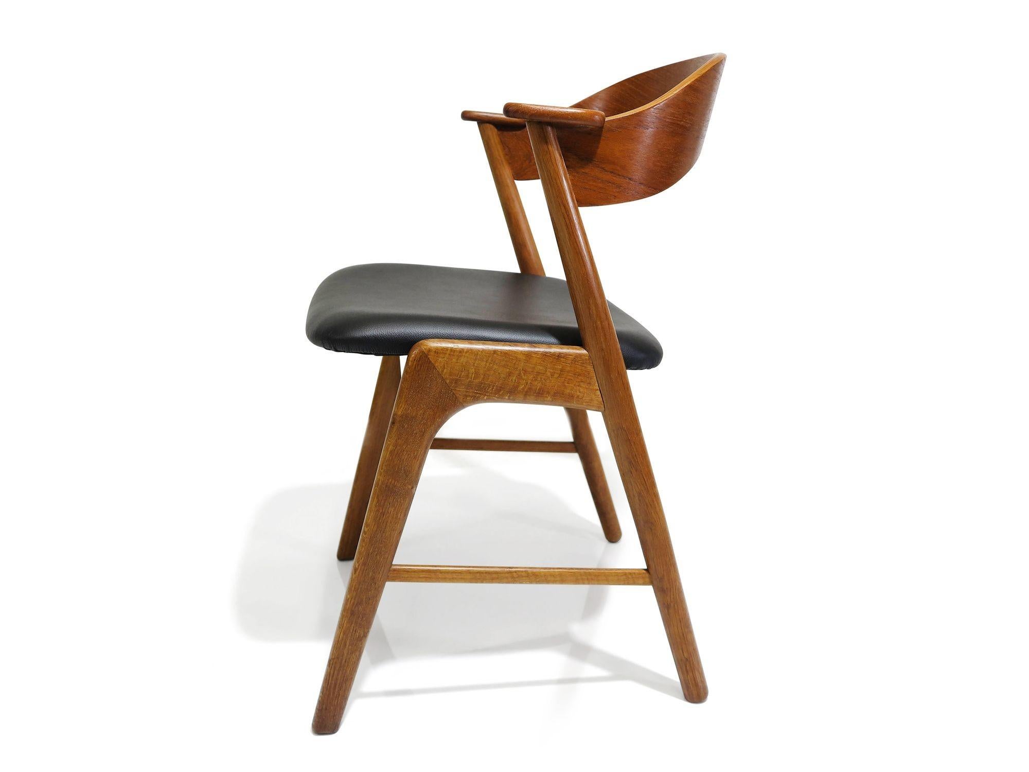 Kai Kristiansen Esszimmerstühle mit geschwungener Rückenlehne aus Eiche und Teakholz (Skandinavische Moderne) im Angebot