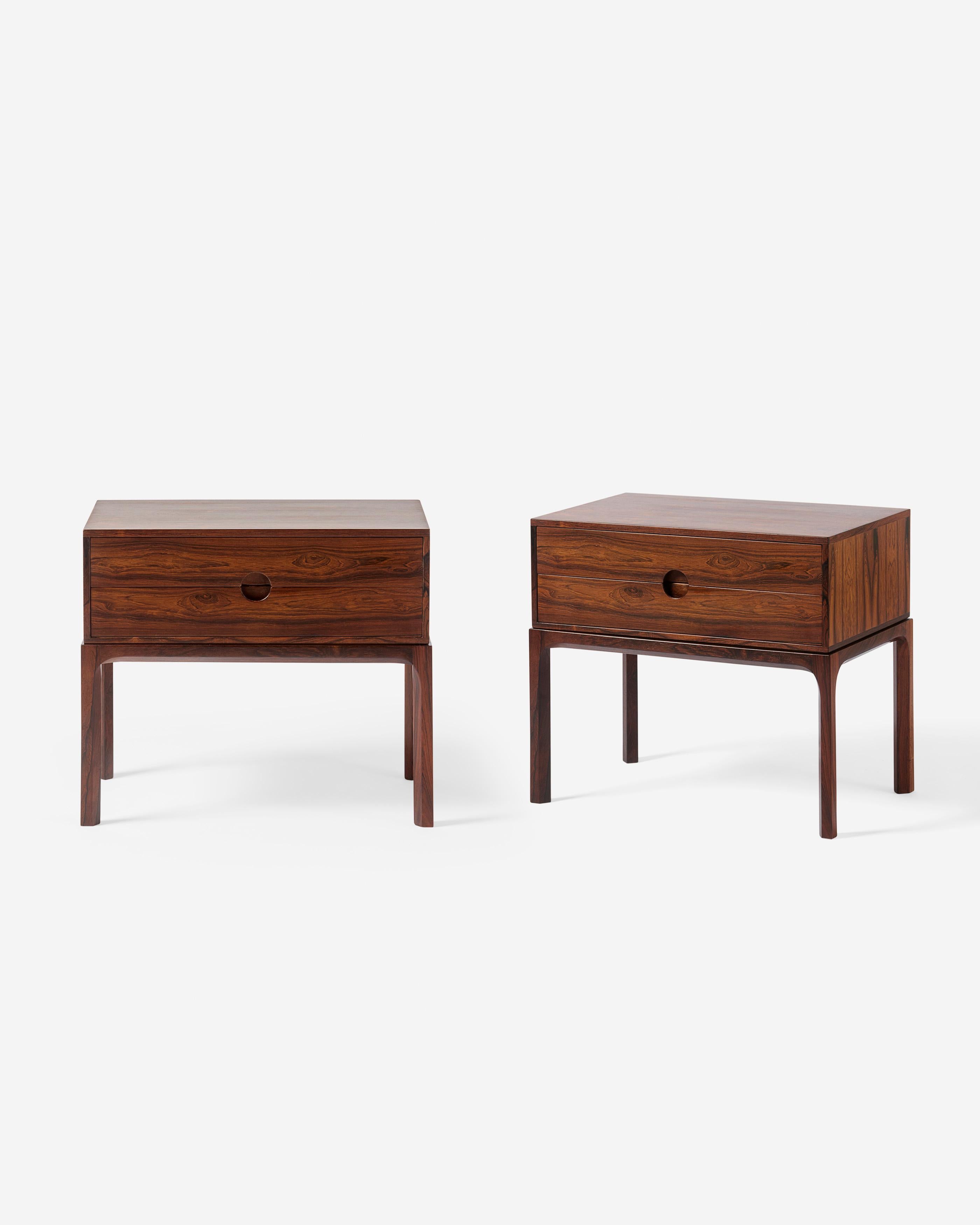 Kai Kristiansen - Modell 384 Nachttisch aus Palisanderholz, um 1950

Ein exquisites Paar Nachttische aus Palisanderholz, hergestellt von der Tischlerei Aksel Kjaersgaard in Odder, Dänemark, um die 1950er Jahre. Dieser Entwurf war Teil von Kai