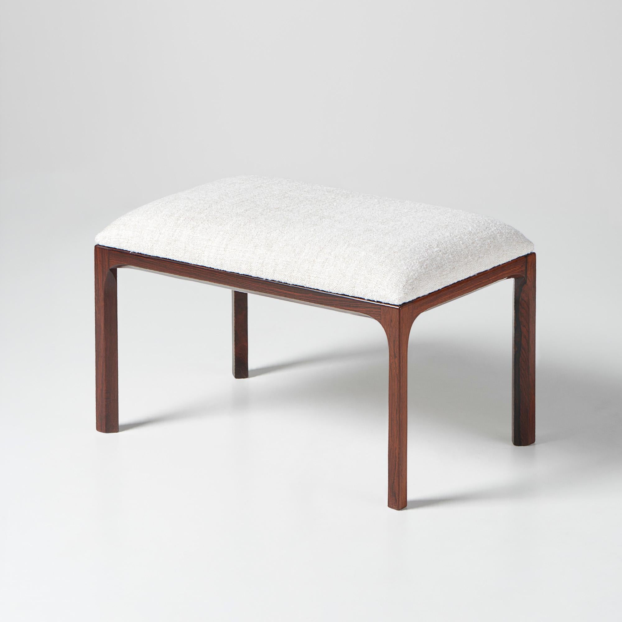 Scandinave moderne Kai Kristiansen Paire d'ottomans en bois de rose et tissu vers 1950 en vente
