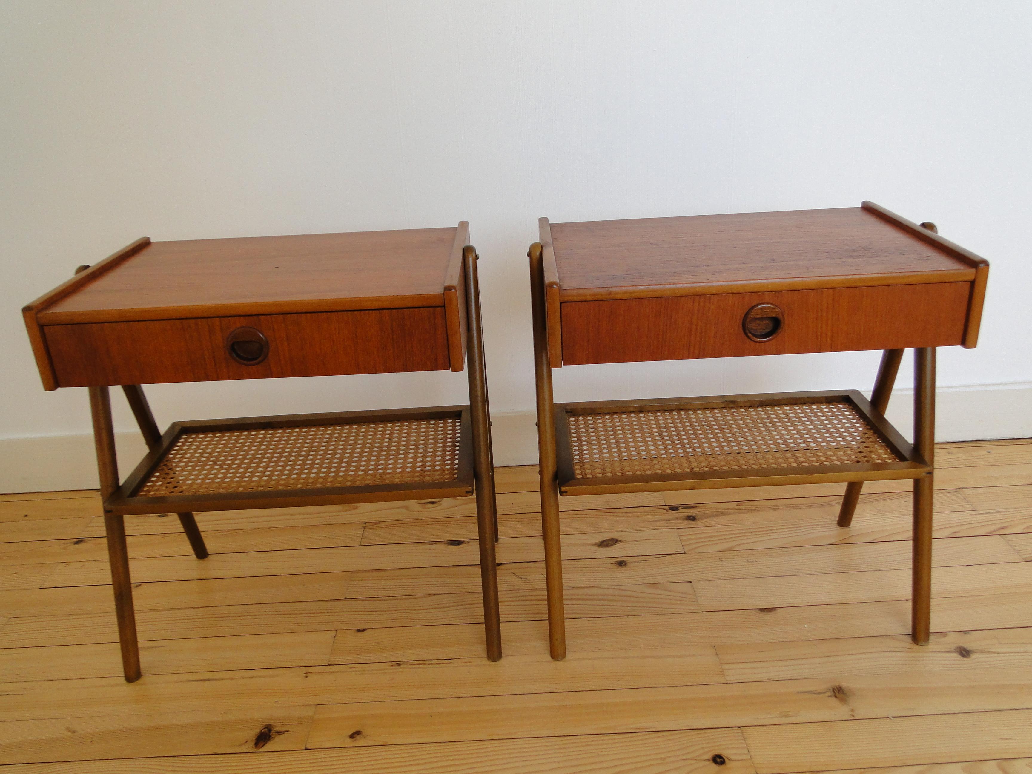 Set of 2 vintage bedside or side tables with compass feet, Scandinavian vintage bedside table with teak structure, drawer, cane shelf, compass feet, Scandinavian manufacturing and design by Kai Kristiansen. 
circa 1960.

Good vintage condition.