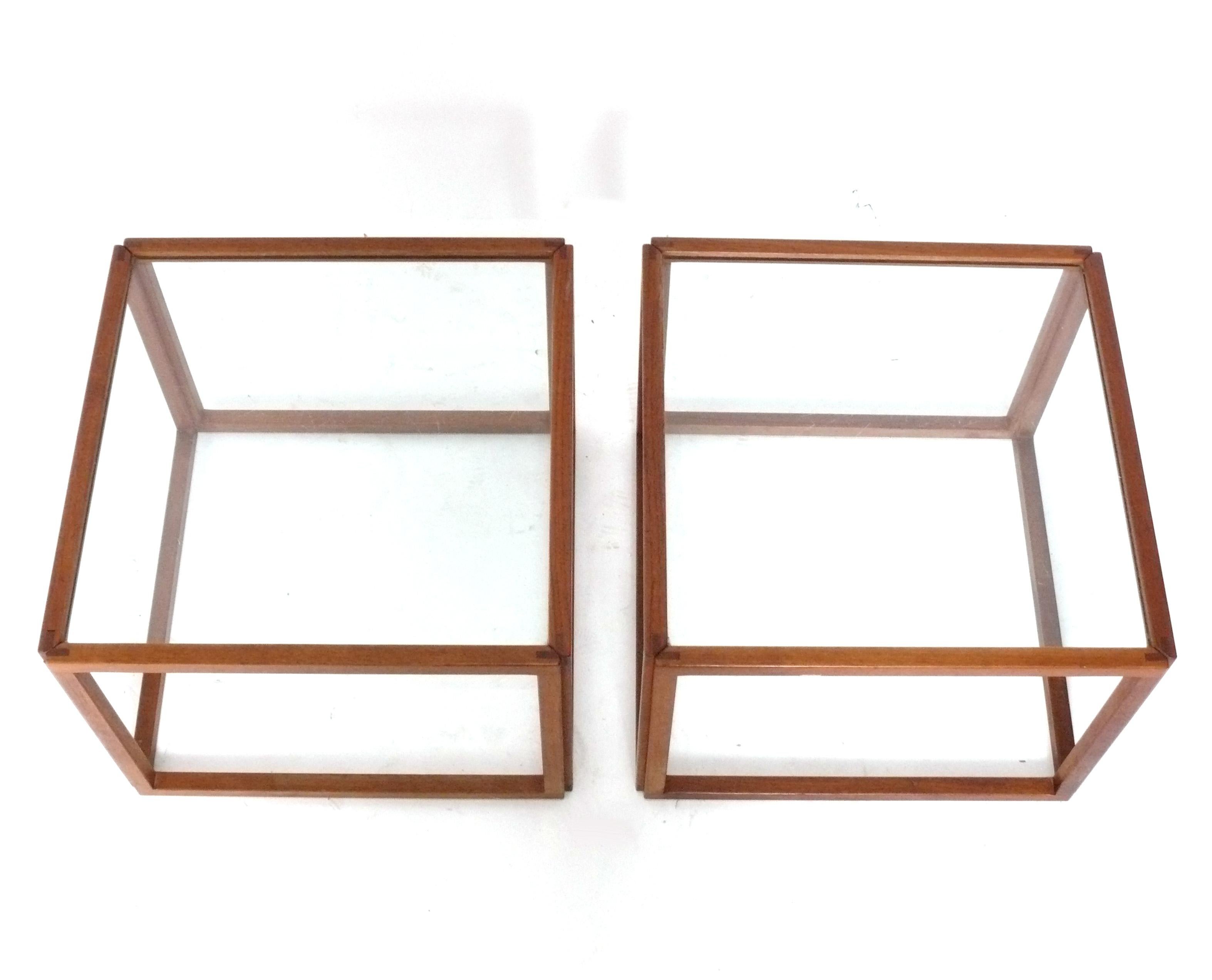 Coppia di tavolini a cubo in teak della metà del secolo scorso, disegnati da Kai Kristiansen, Danimarca, circa 1960. Sono stati puliti e oliati in Danimarca. Le dimensioni sono versatili e possono essere utilizzate come tavolini, comodini, stand
