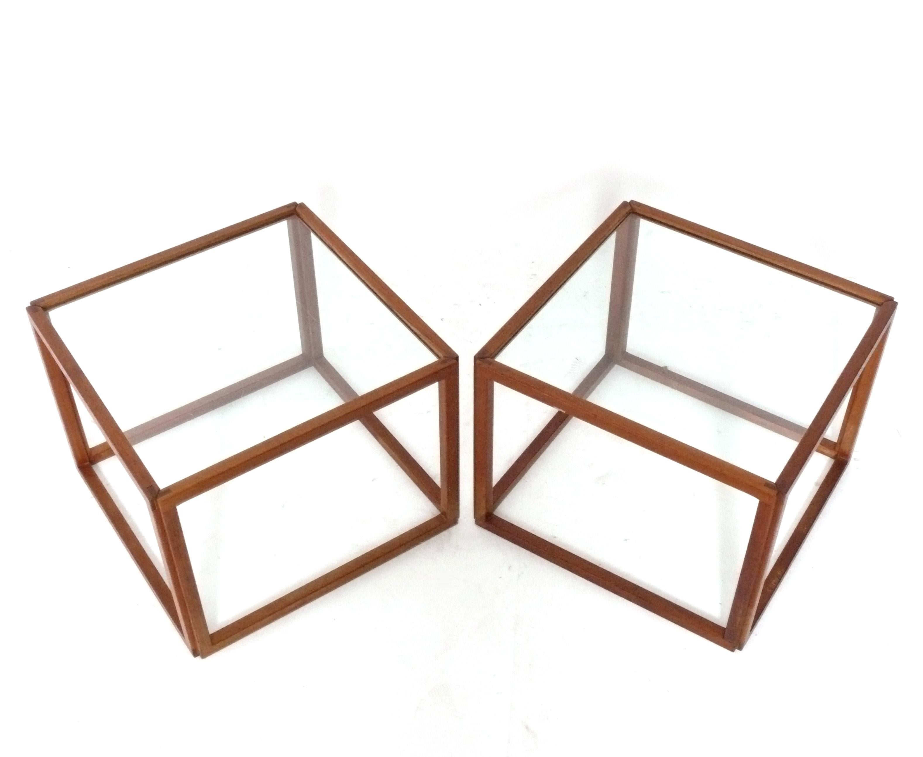 Mid-Century moderno Kai Kristiansen Coppia di tavolini o comodini a cubo in teak, stile moderno danese in vendita