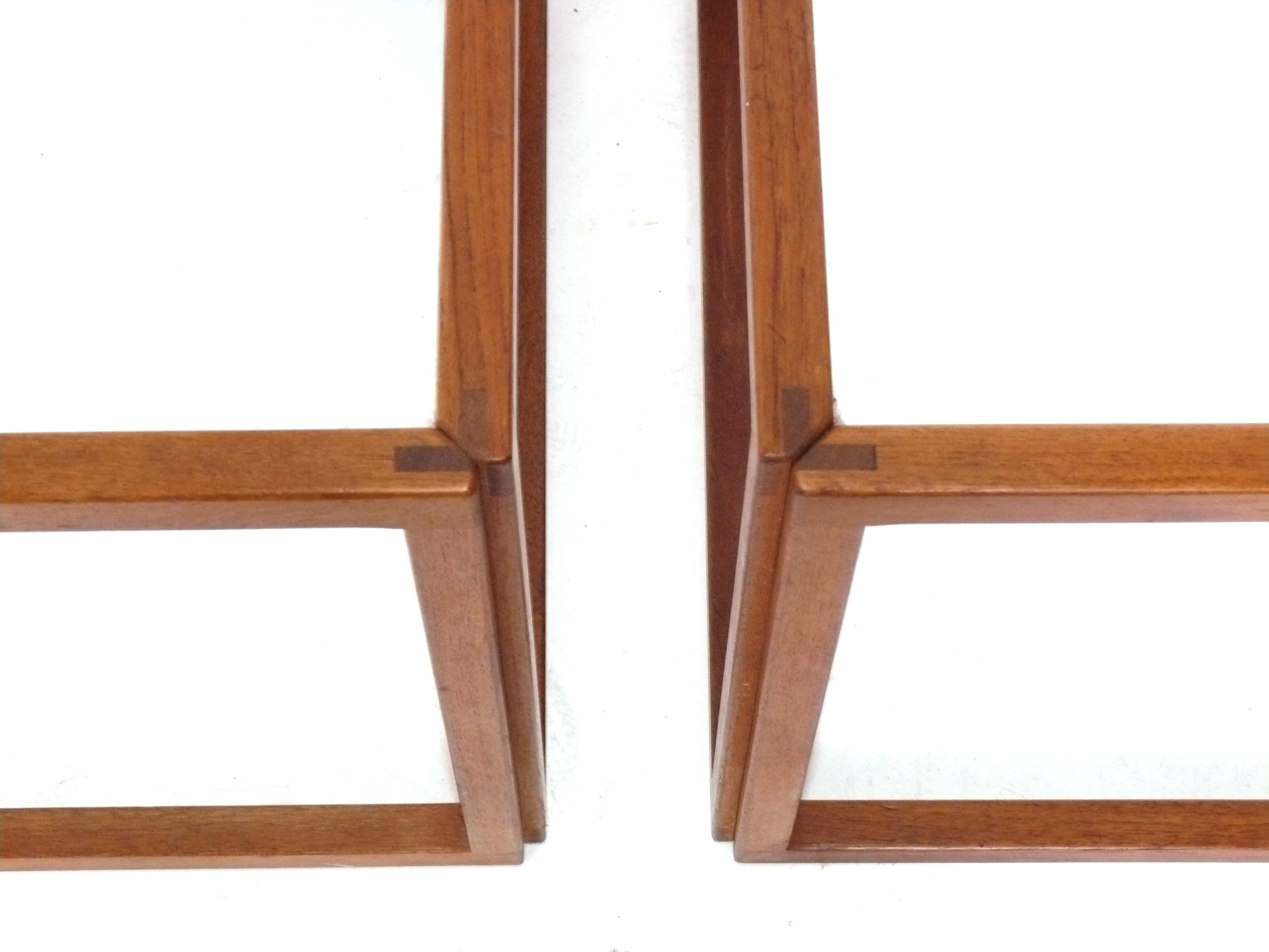 Danese Kai Kristiansen Coppia di tavolini o comodini a cubo in teak, stile moderno danese in vendita