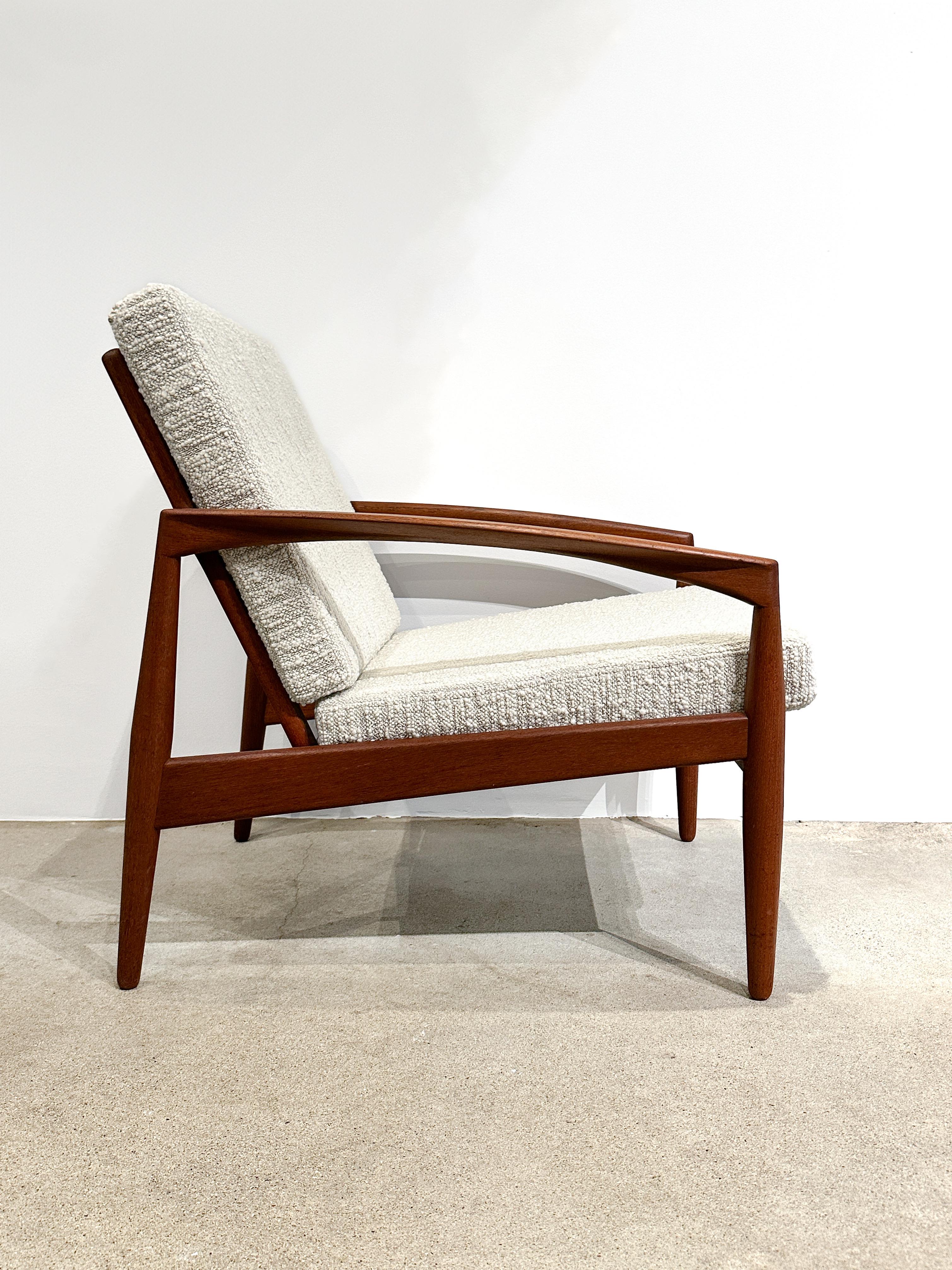 Kai Kristiansen ‚Paper Knife‘ lounge chair made in Denmark by Magnus Olesen in the 1960s.

Solid teak frame with new cold foam cushions upholstered in a luxurious, irregular wool and cotton mix fabric by Dedar. Fabric model ‚Atlas‘, color 002

The