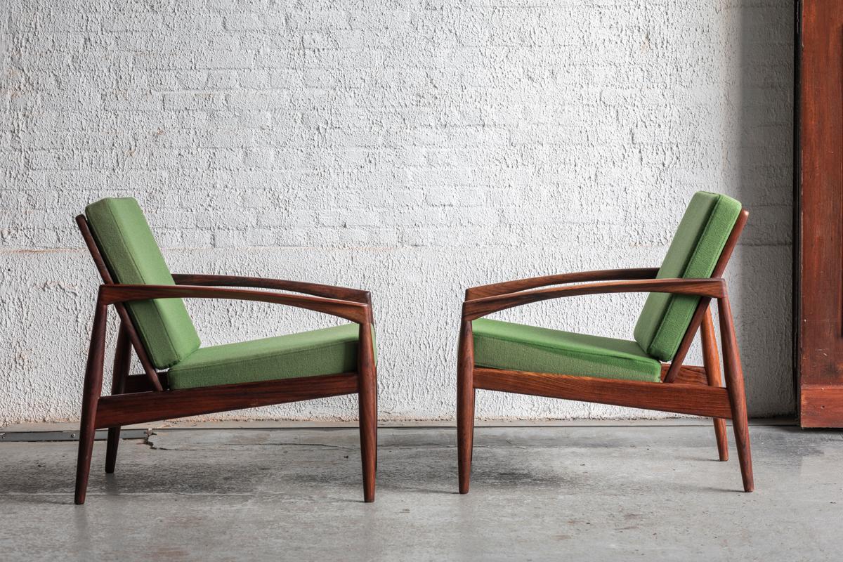 Set of 2 lounge chairs, designed by Kai Kristiansen and produced by Magnus Olesen in Denmark starting from 1955. These ‘model 121’s’ are also called the ‘Paper knife’ chairs because of their razor sharp lines, here executed in solid rosewood with