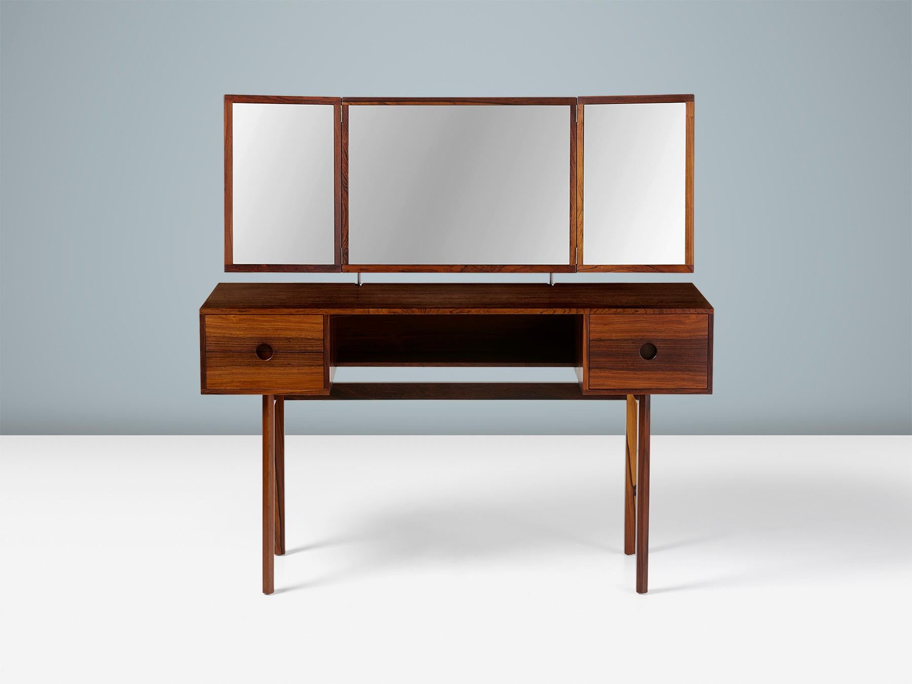 Tocador de palisandro Kai Kristiansen Modelo 40 con espejo plegable de 3 piezas. Este tocador fue fabricado en palisandro exótico muy labrado por Aksel Kjersgaard en Dinamarca en la década de 1960, como parte de la serie 