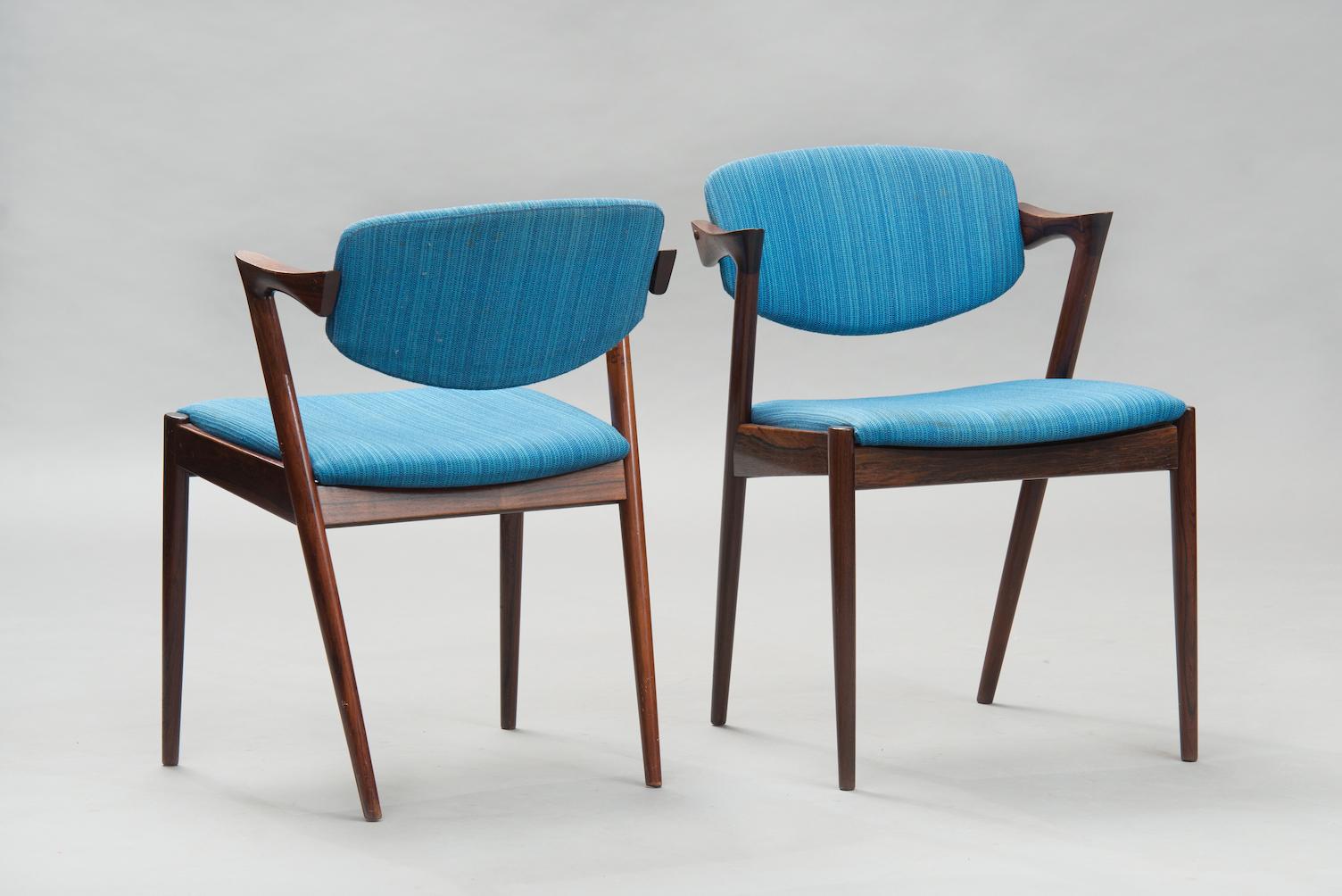 Set of 6 rosewood dining chairs model 42 with movable backrests, upholstered in the original blue fabric.
These items are in original condition, can be sold as they are or fully restored, the price shown is in original condition.