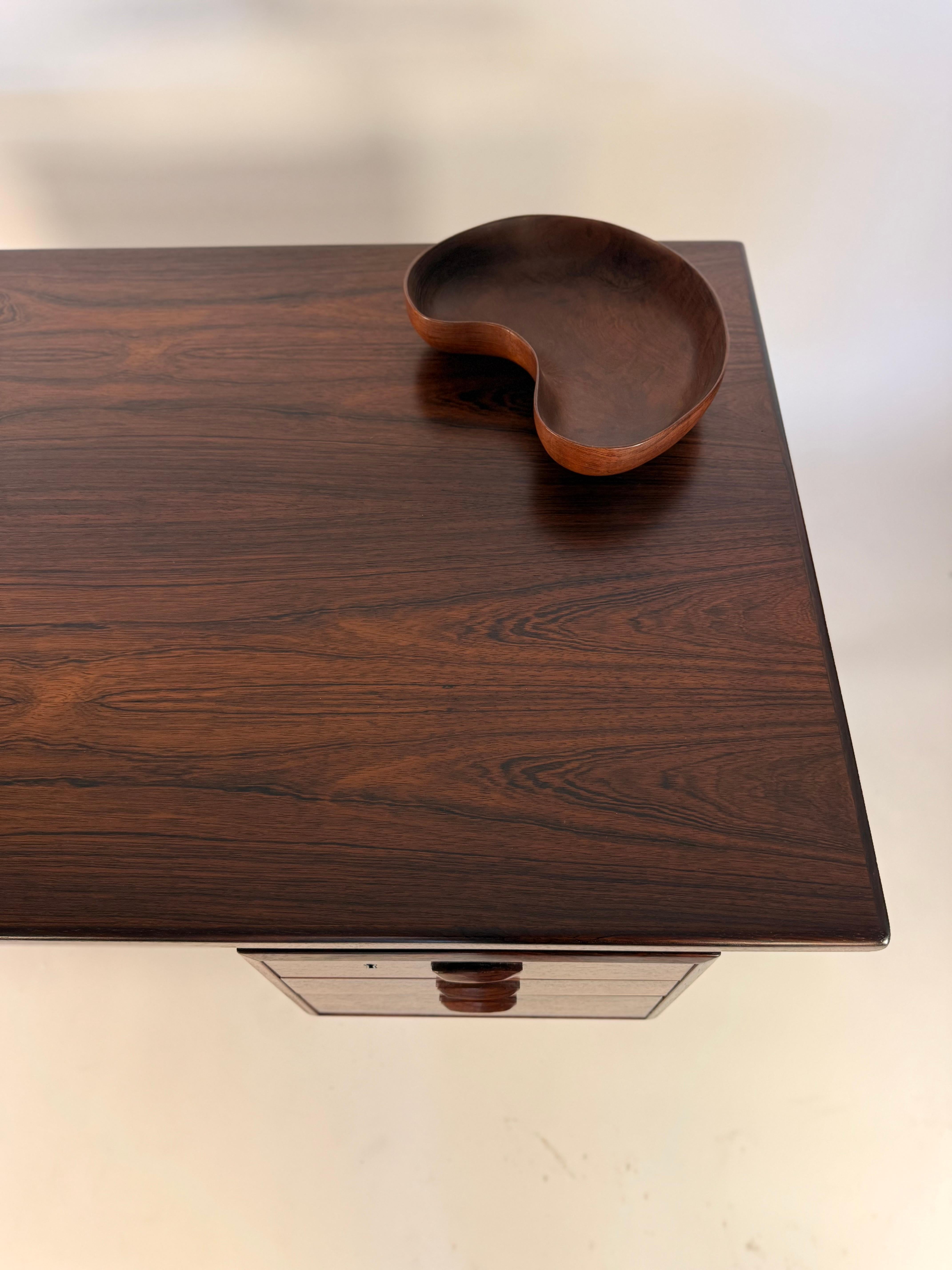Bureau de direction en bois de rose de Kai Kristiansen

Améliorez votre espace de travail avec le bureau de direction en bois de rose de Kai Kristiansen, un exemple intemporel de mobilier moderne danois du milieu du siècle dernier. Conçu dans les