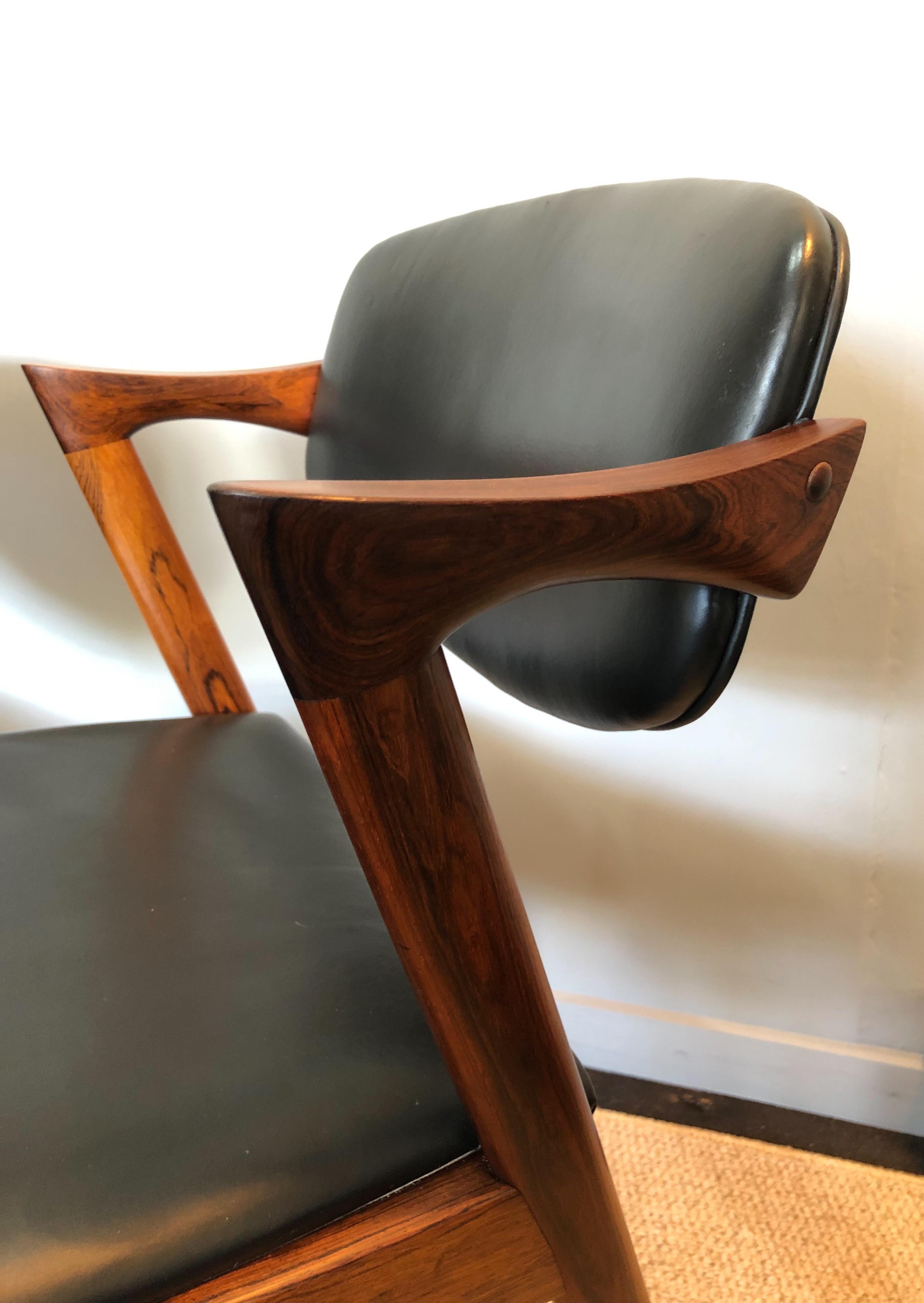 Lovely matching pair (more in stock) of rosewood model 42 chairs from Kai Kristiansen. Jet black original leather upholstery, circa 1960. The frames have a superb coloring and figuring. In great vintage condition, thoroughly cleaned and re-oiled.
  