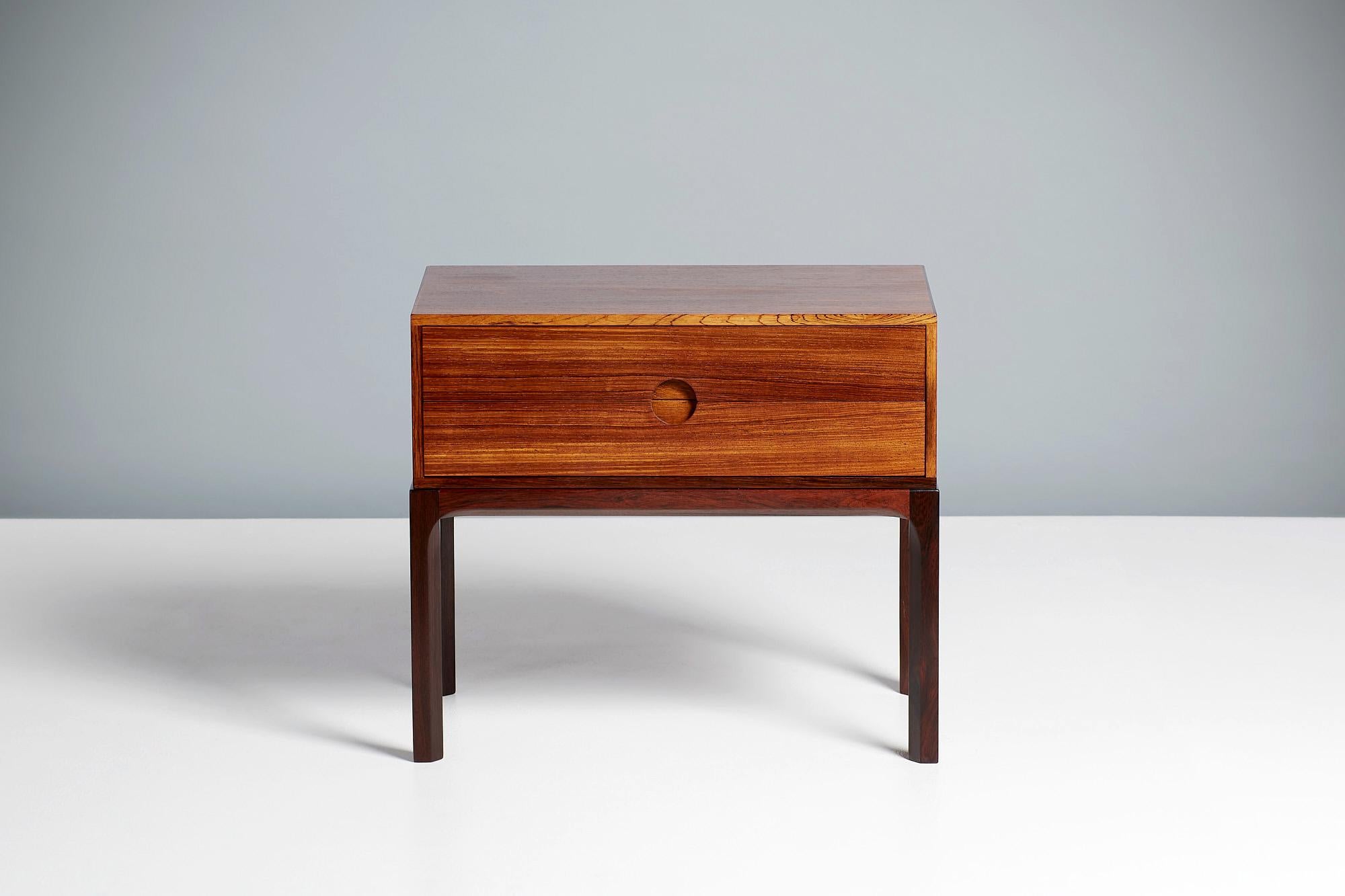 Kai Kristiansen

Armoires de chevet modèle 384, vers 1960.

Table de nuit en bois de rose restaurée, produite par l'ébéniste Aksel Kjaersgaard à Odder, au Danemark, vers 1960. Le meuble comporte deux tiroirs avec, au centre, le motif de la tirette