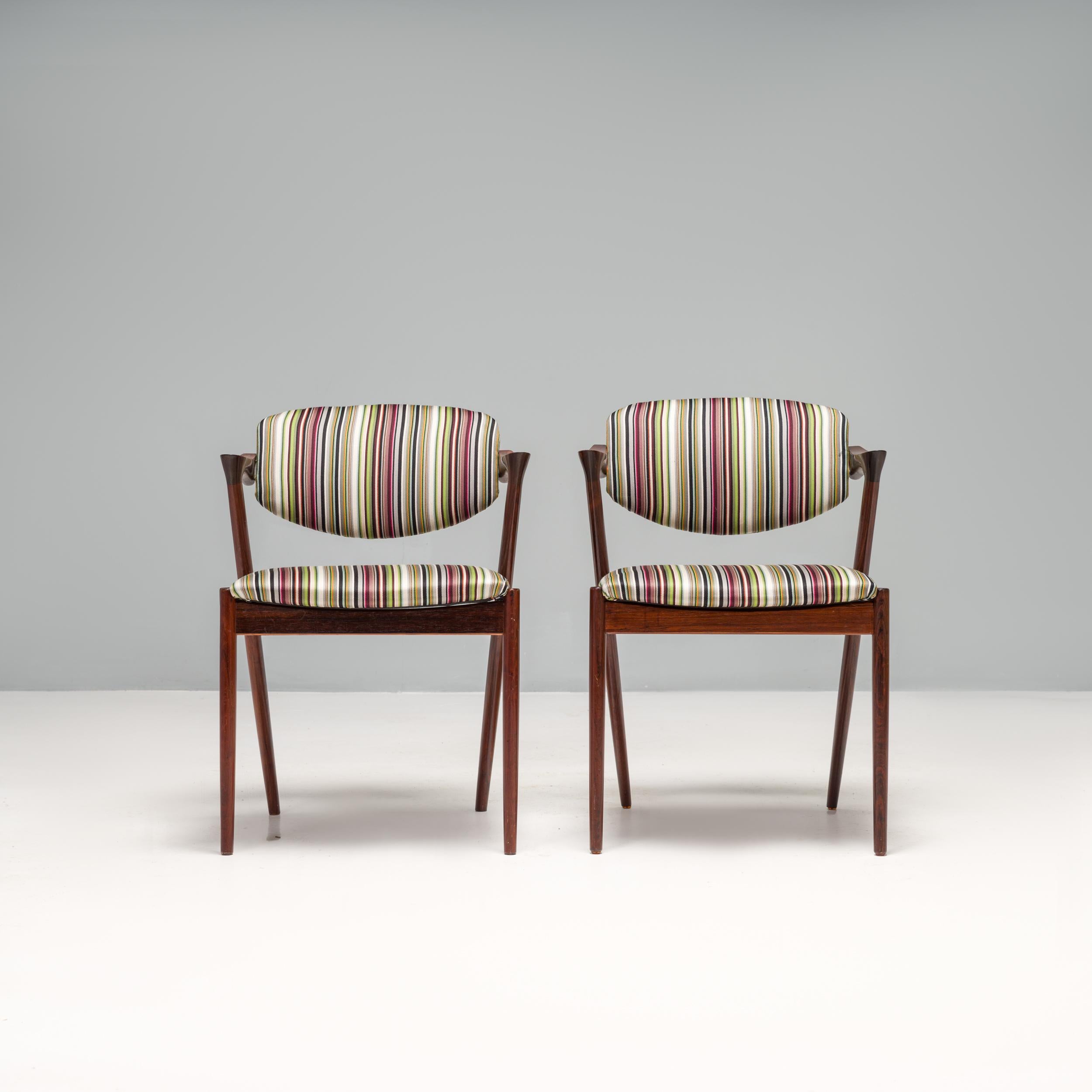 Conçue à l'origine par Kai Kristiansen en 1956 et fabriquée par Schou Andersen Møbelfabrik, la chaise No 42 est l'un des modèles les plus connus du mobilier danois du milieu du siècle.

Construites à partir d'un cadre en bois de rose dans la