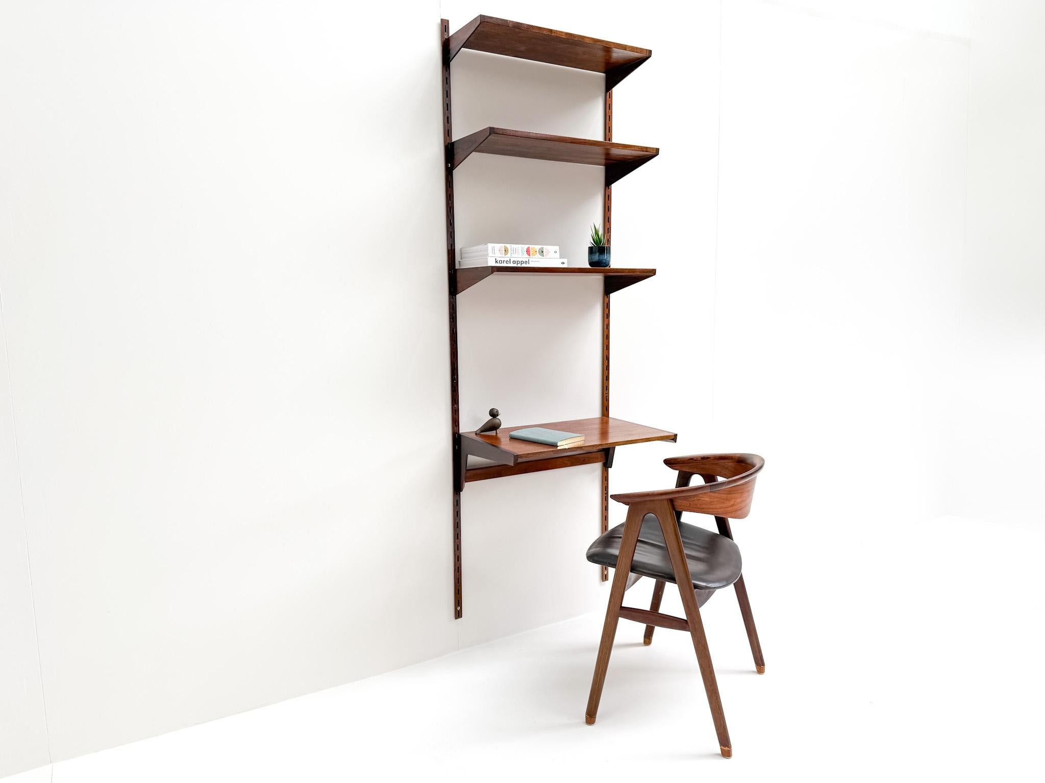Mid-Century moderno Kai Kristiansen Scaffalatura a muro in legno di palissandro con ripiani per scrivania in vendita