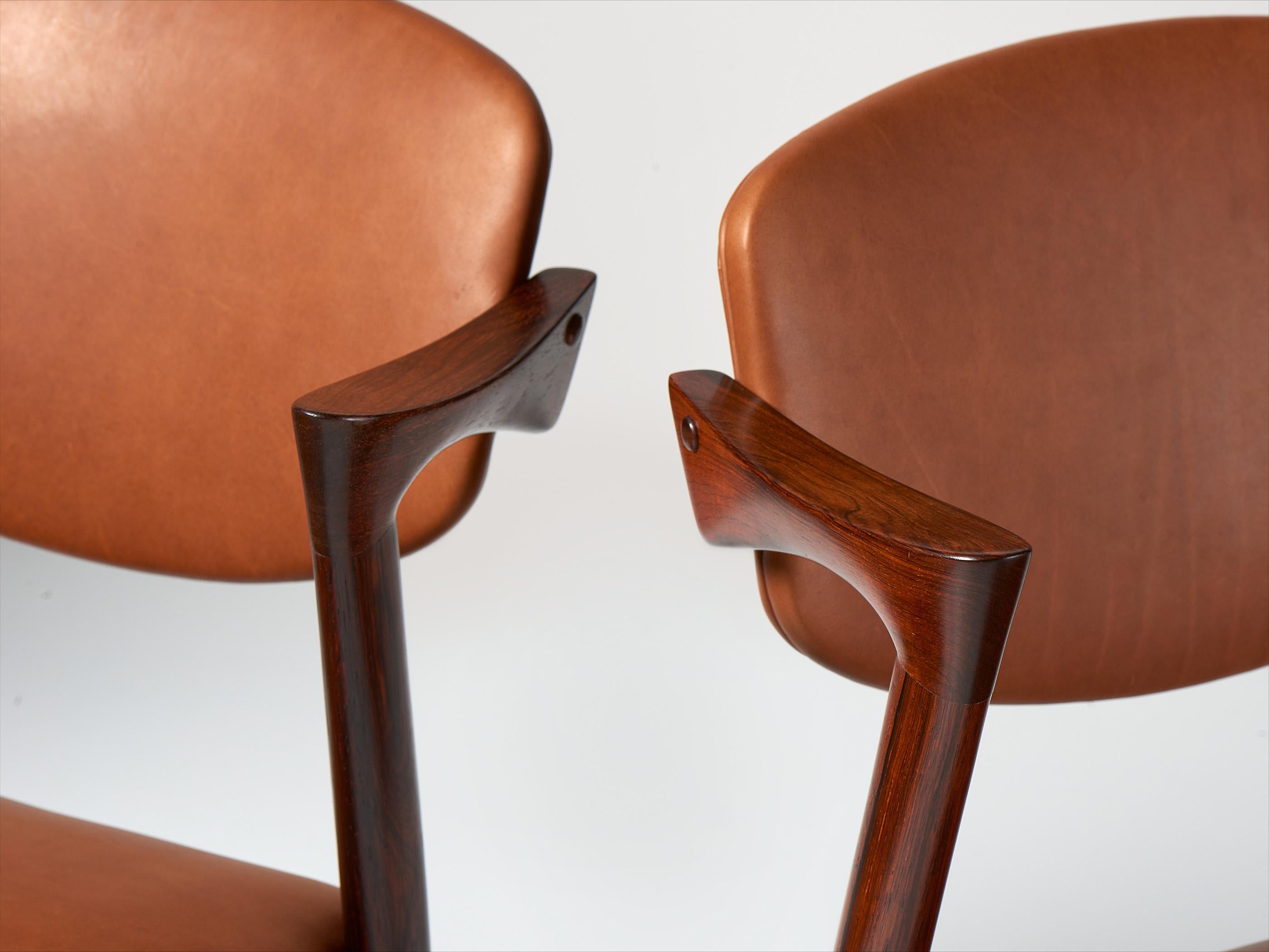 Kai Kristiansen Set of 8 Model 42 Rosewood and Leather Dining Chairs mediados del siglo XX en venta