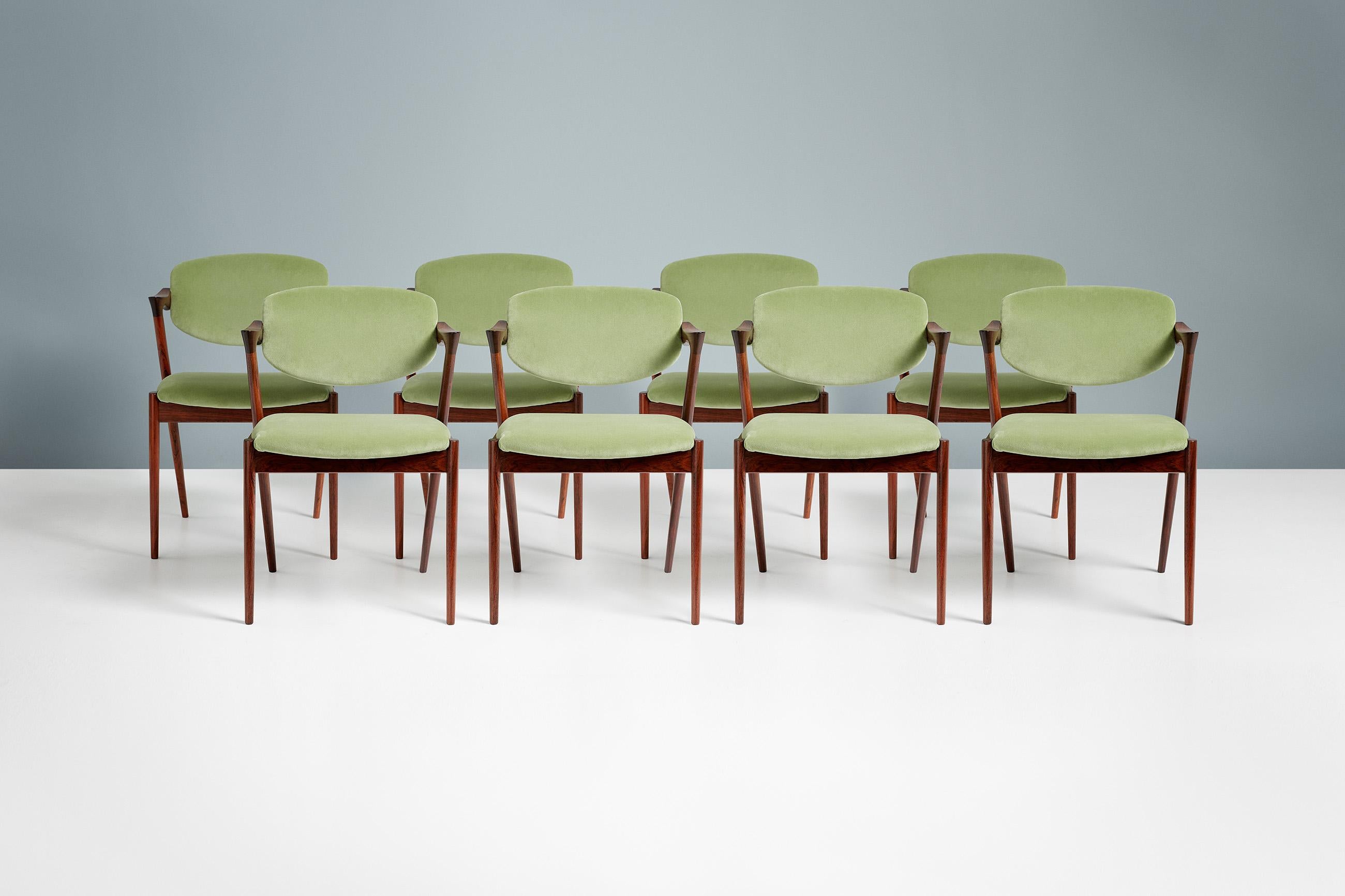 Scandinavo moderno Kai Kristiansen Set di 8 sedie da pranzo Modello 42 in legno di palissandro e velluto in vendita