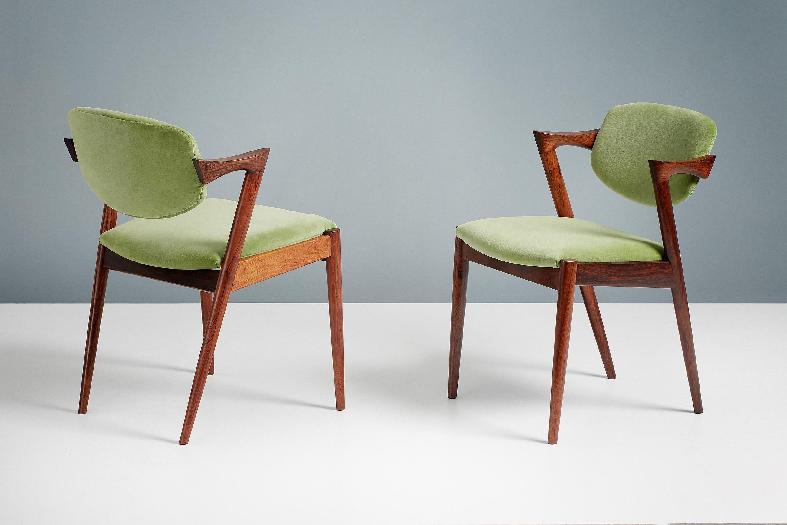 Milieu du XXe siècle Kai Kristiansen - Ensemble de 8 chaises de salle à manger modèle 42 en bois de rose et velours en vente