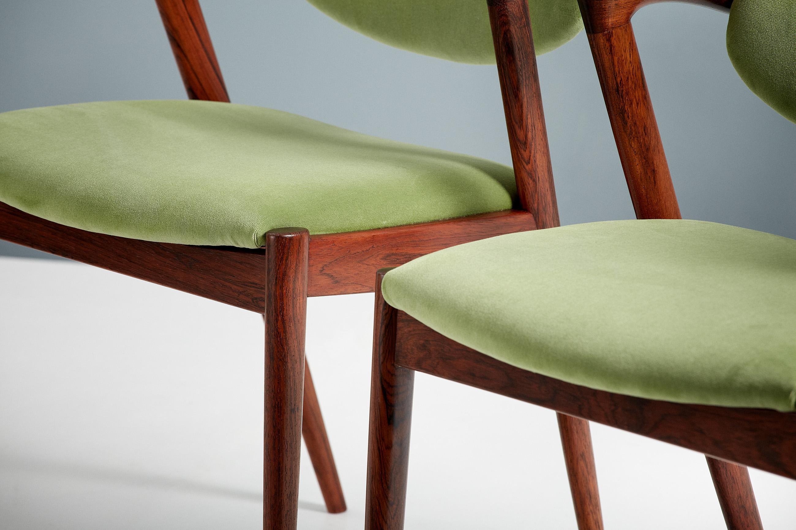 Kai Kristiansen - Ensemble de 8 chaises de salle à manger modèle 42 en bois de rose et velours en vente 1