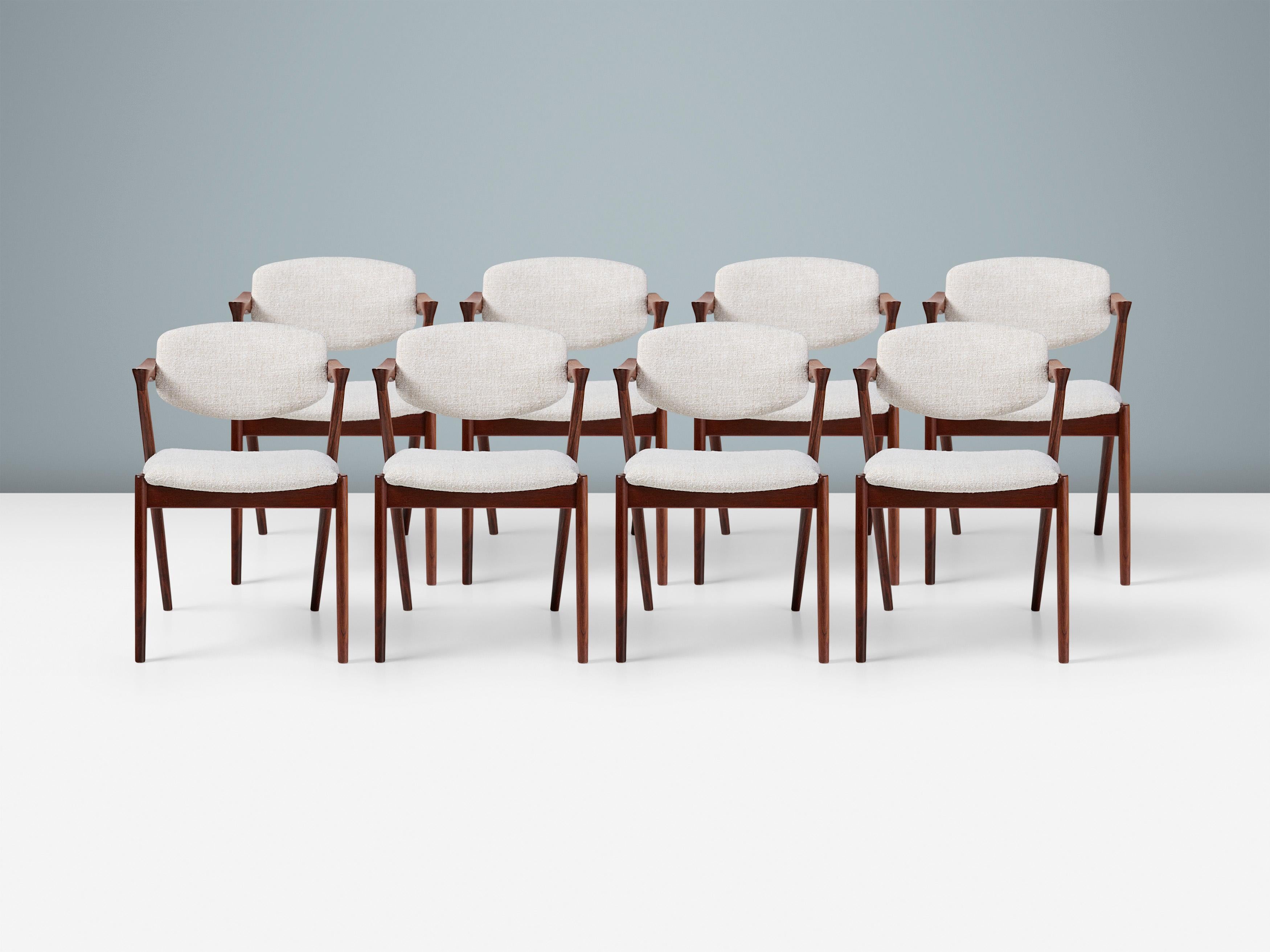Kai Kristiansen - Chaises de salle à manger modèle 42, 1956.

Ensemble de 8 chaises de salle à manger produites par Schou Andersen pour le grand magasin Illum Bolighus à Copenhague. Les cadres sont fabriqués en bois de rose de la plus haute qualité