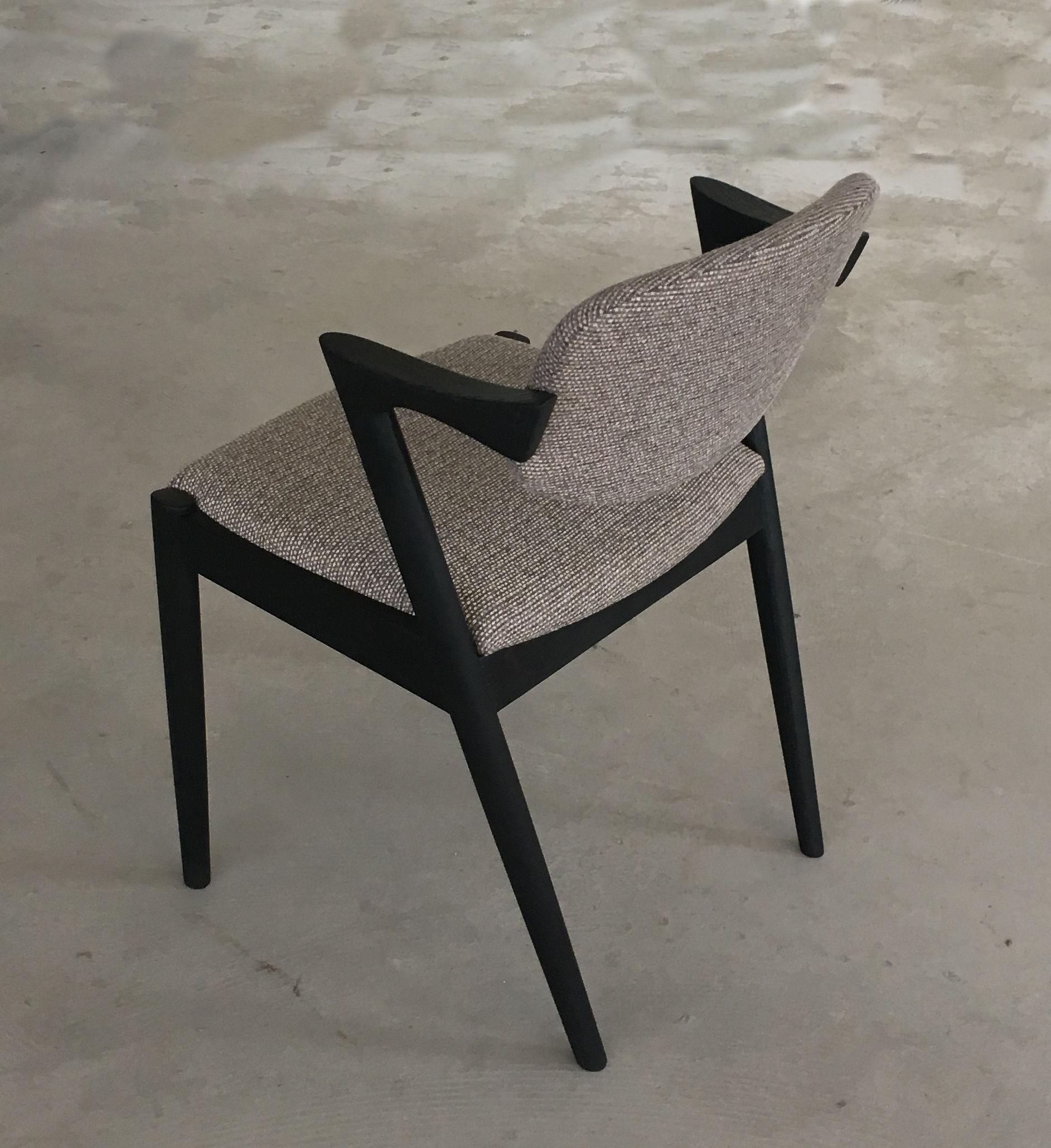 Chêne Kai Kristiansen - Ensemble de six chaises de salle à manger restaurées et ébénisées, avec retapissage
