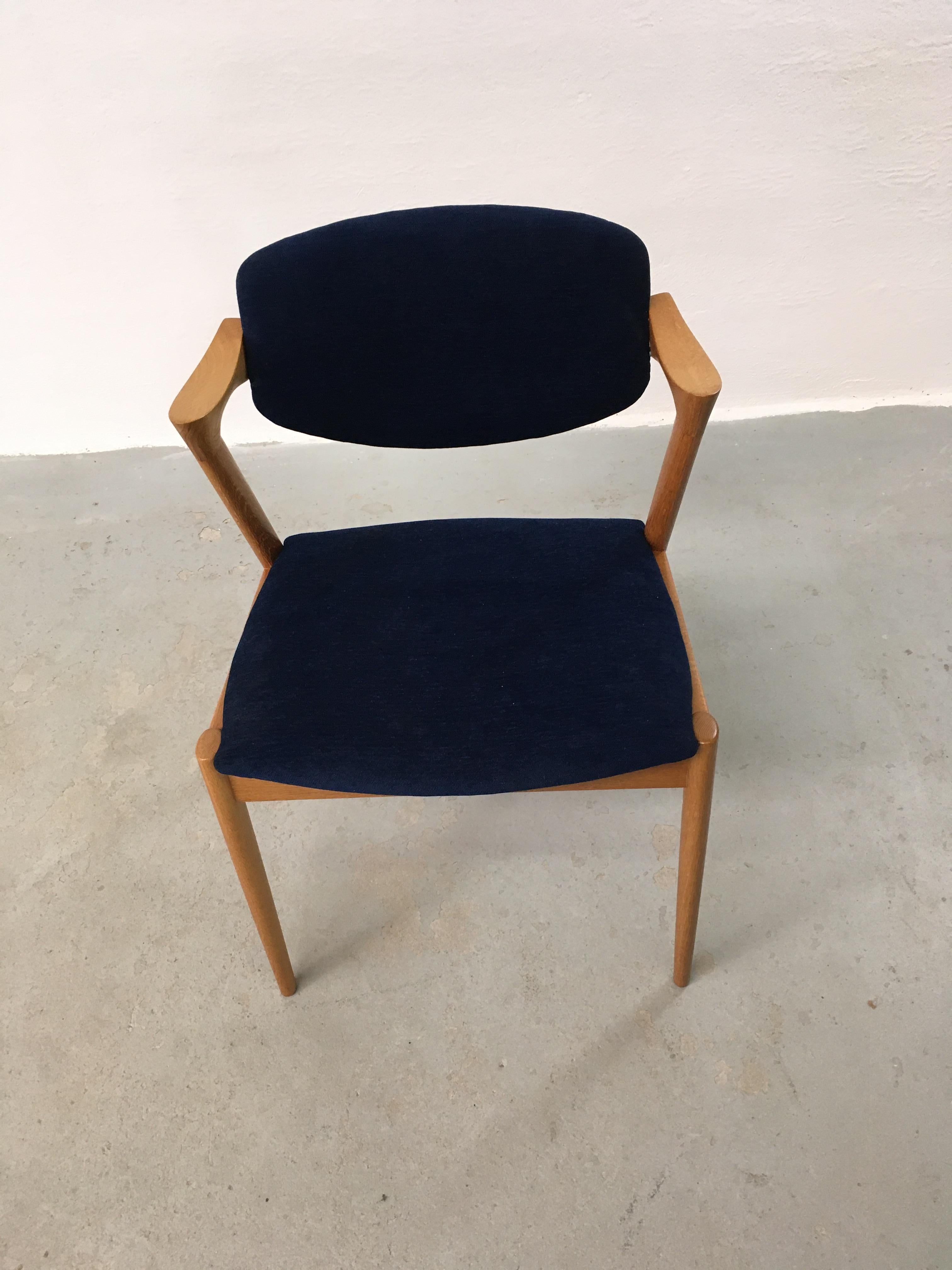 Set of six restored and refinished dining chairs in oak with adjustable backrest by Kai Kristiansen for Schous Møbelfabrik.

The chairs have Kai Kristiansens typical light and elegant design that make them fit in easily where you want them in your