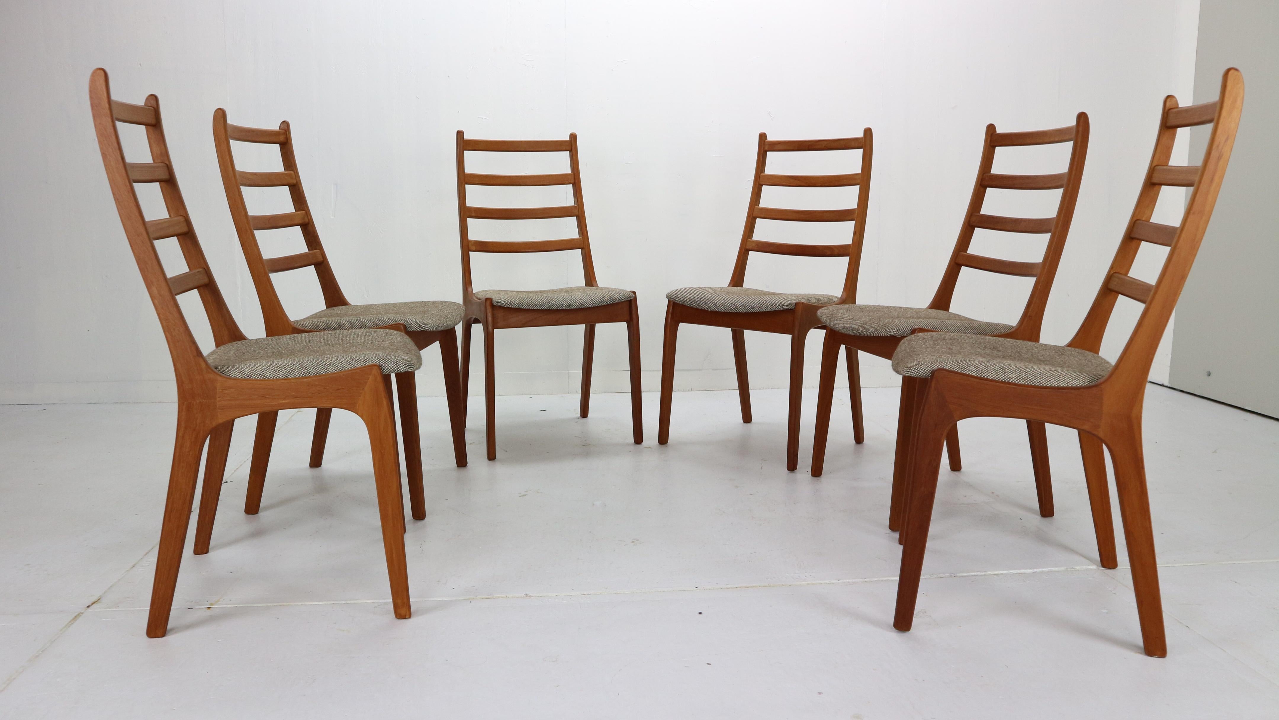 This stunning set of 6 midcentury dining chairs were crafted by high end Danish maker Korup Stolefabrik and designed in 1960s period, Denmark.
Ladder form high backrest and teak curved frame. The seating is in a very good vintage