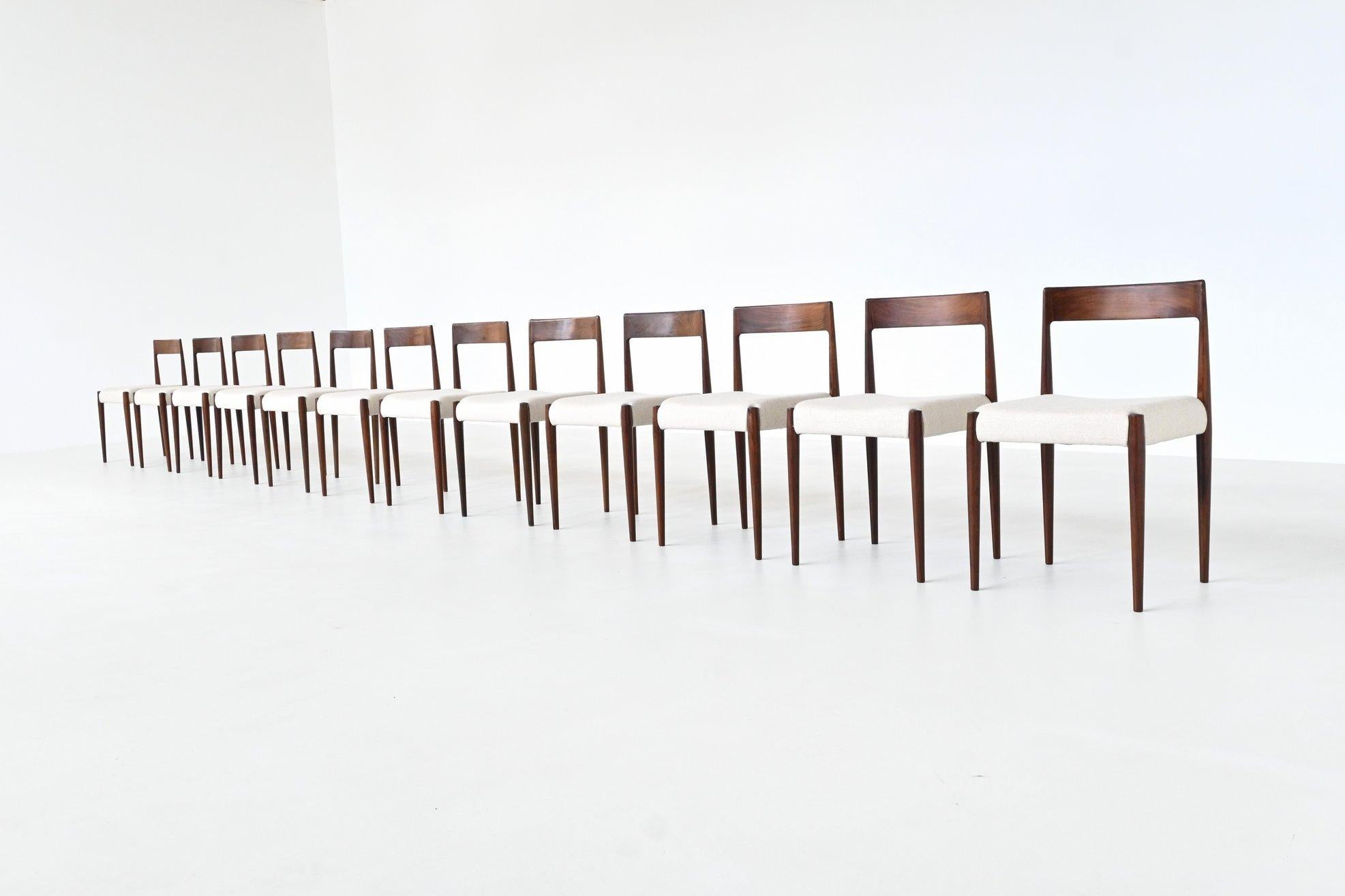 Questo eccezionale set di dodici sedie da pranzo modello 4110 è stato progettato dal famoso designer danese Kai Kristiansen e prodotto da Fritz Hansen in Danimarca nel 1961. Realizzate in legno massello di palissandro splendidamente venato, le sedie