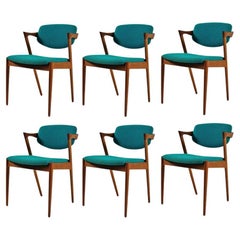 Six chaises de salle à manger en teck restaurées Kai Kristiansen, retapissées sur mesure, incluses