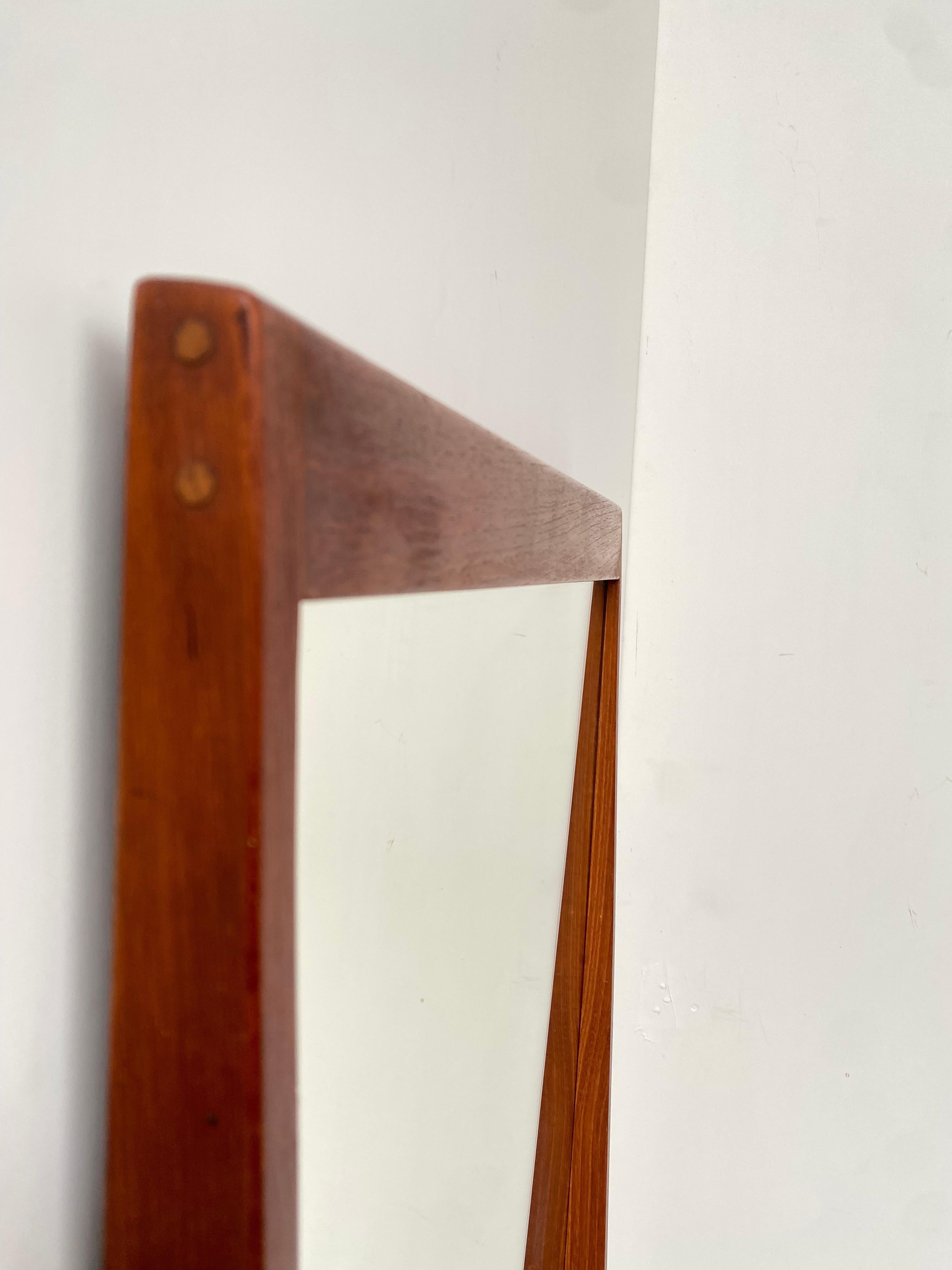 Scandinave moderne Miroir en teck massif Kai Kristiansen modèle 180 pour Aksel Kjersgaard, Danemark, années 1960 en vente
