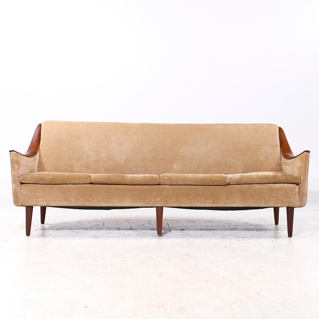 Kai Kristiansen Stil Mid Century Danish Teak Sofa

Dieses Sofa misst: 82,5 breit x 30 tief x 32 Zoll hoch, mit einer Sitzhöhe von 17 und Armhöhe von 23,75 Zoll

Alle Möbelstücke sind in einem so genannten restaurierten Vintage-Zustand zu haben. Das