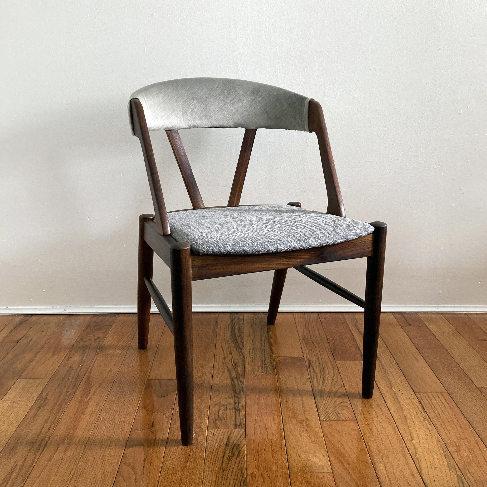 Magnifique chaise du milieu du siècle dans le style de l'emblématique chaise Model 31 de Kai Kristiansen. Structure en teck, nouveau padding en mousse et rembourrage en tweed gris sur l'assise et en velours gris sur le dossier incurvé. Idéal comme