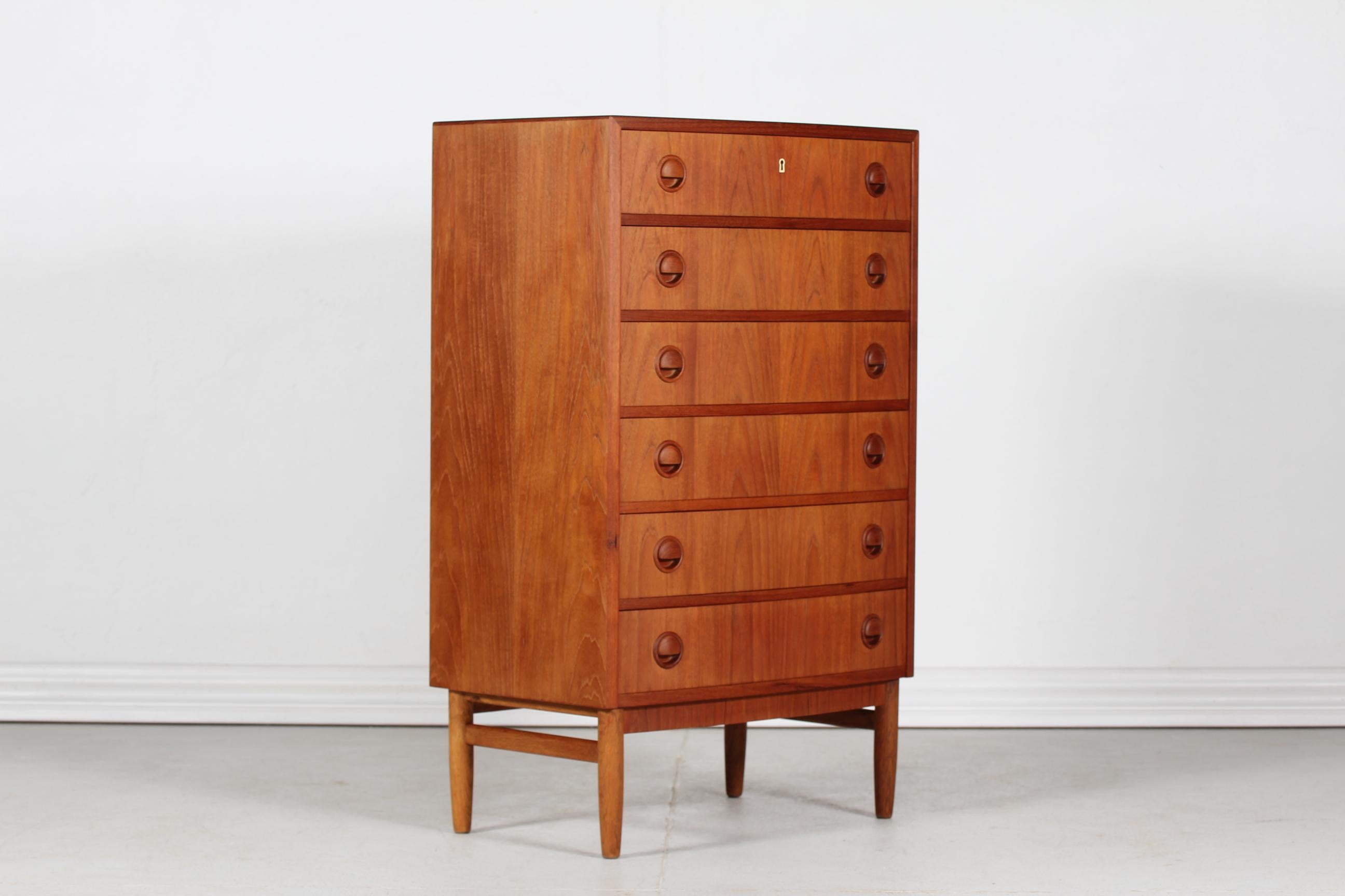 Tall chest of drawers with 6 drawers by Danish furniture architect and designer Kai Kristiansen. Manufactured by Feldballes Møbelfabrik in the 1960´s in Denmark.
This beautiful piece of furniture is made teak and the drawers have visible joints.